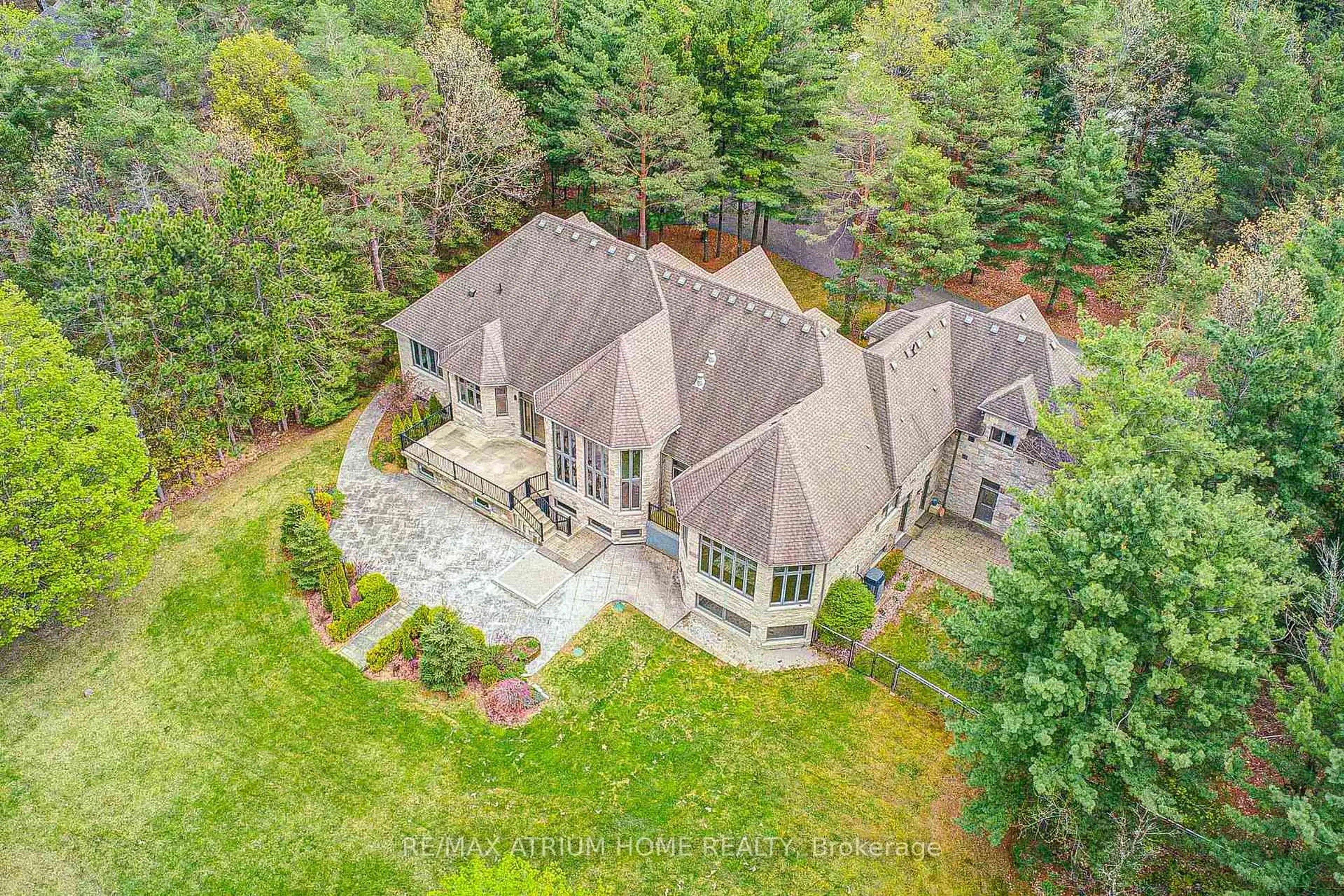 A pic from outside/outdoor area/front of a property/back of a property/a pic from drone, unknown for 10 Woodlot Crt, Whitchurch-Stouffville Ontario L4A 2L6