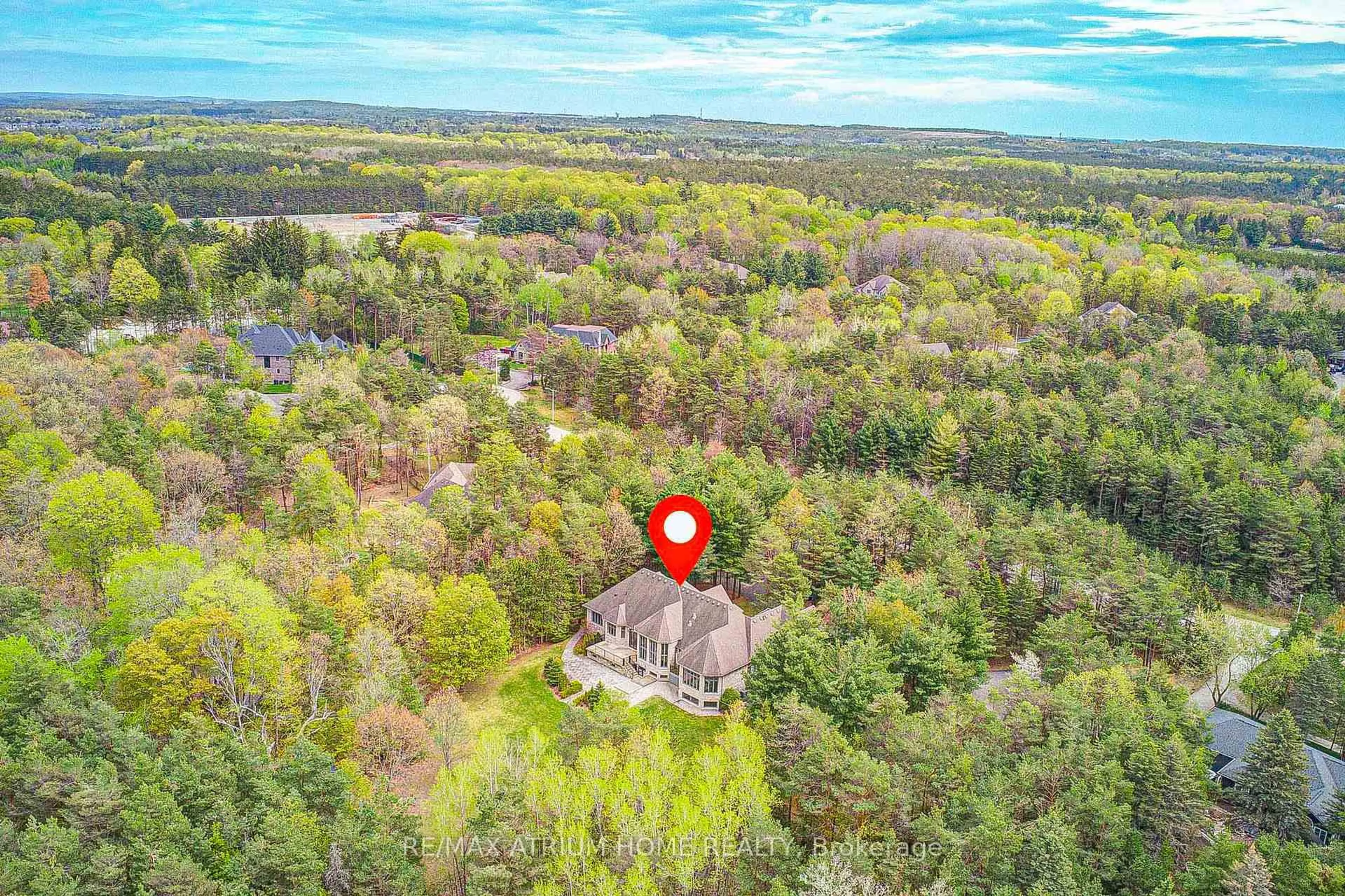 A pic from outside/outdoor area/front of a property/back of a property/a pic from drone, forest/trees view for 10 Woodlot Crt, Whitchurch-Stouffville Ontario L4A 2L6