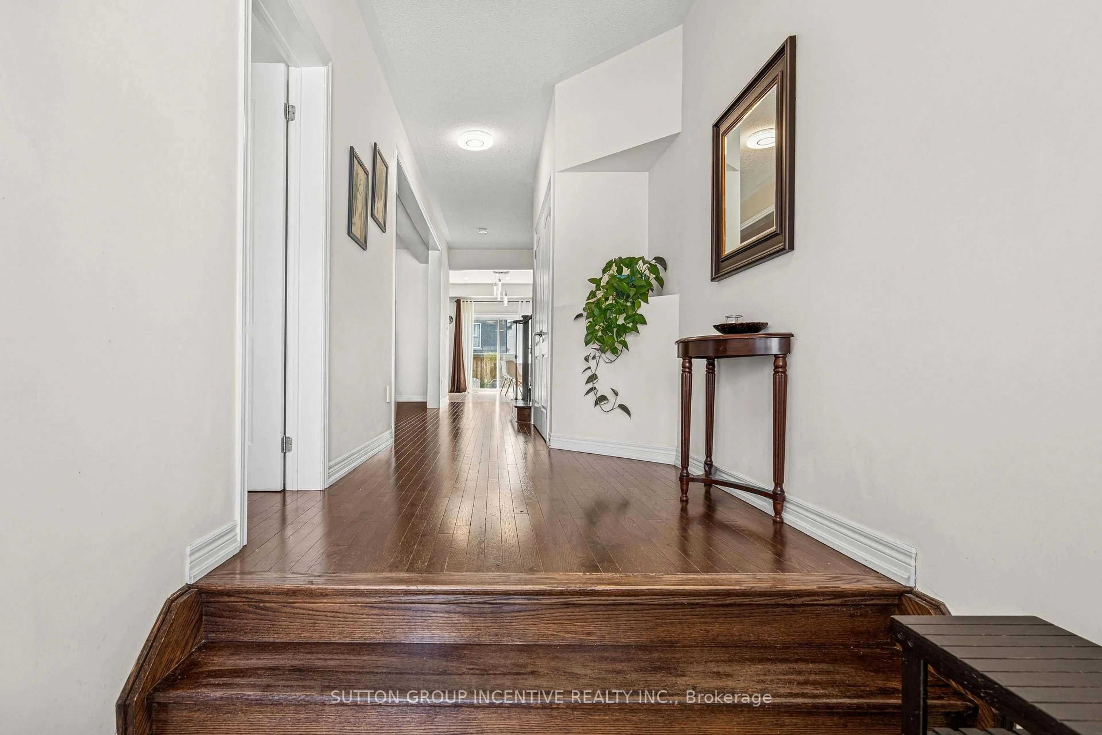 Indoor foyer for 1322 Bardeau St, Innisfil Ontario L0L 1W0