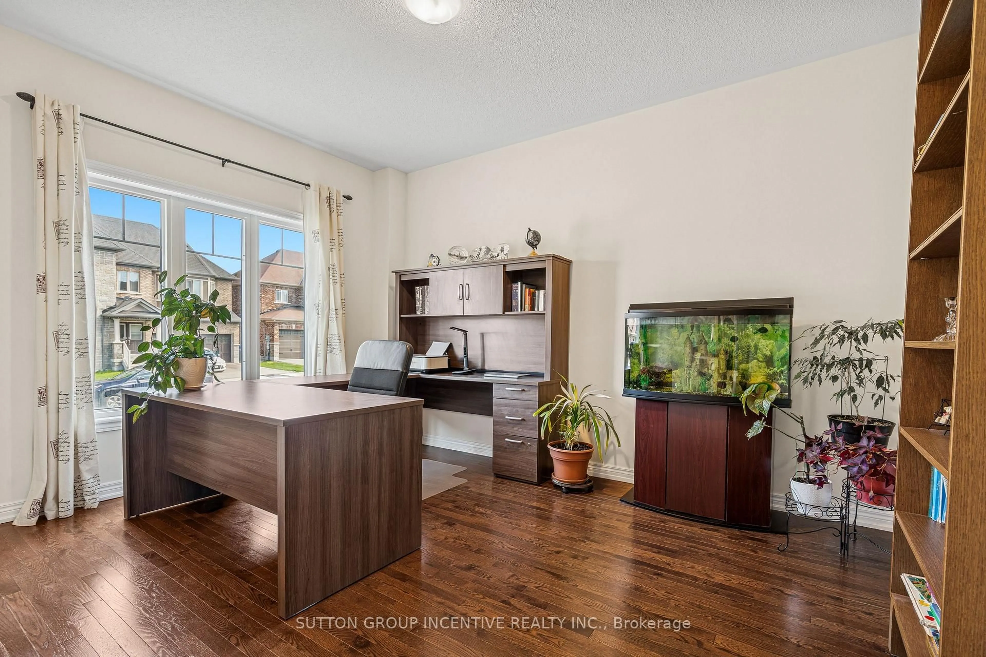Open concept kitchen, wood/laminate floor for 1322 Bardeau St, Innisfil Ontario L0L 1W0