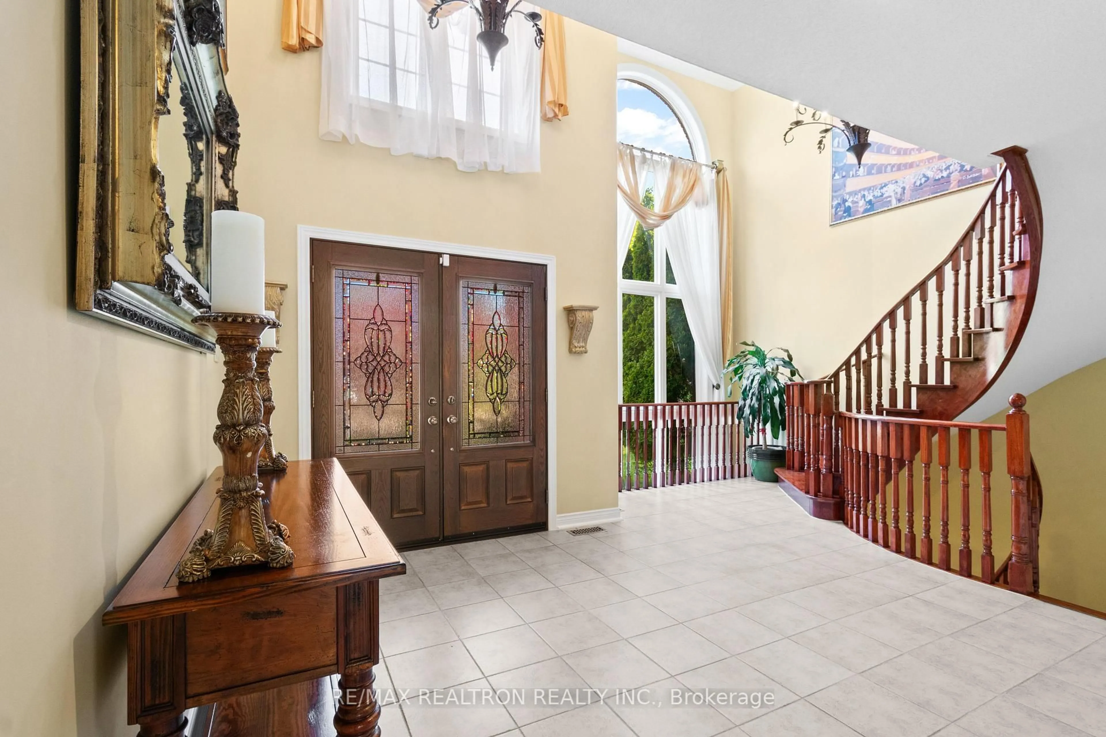 Indoor foyer for 56 Sadot Crt, Vaughan Ontario L4J 8A8