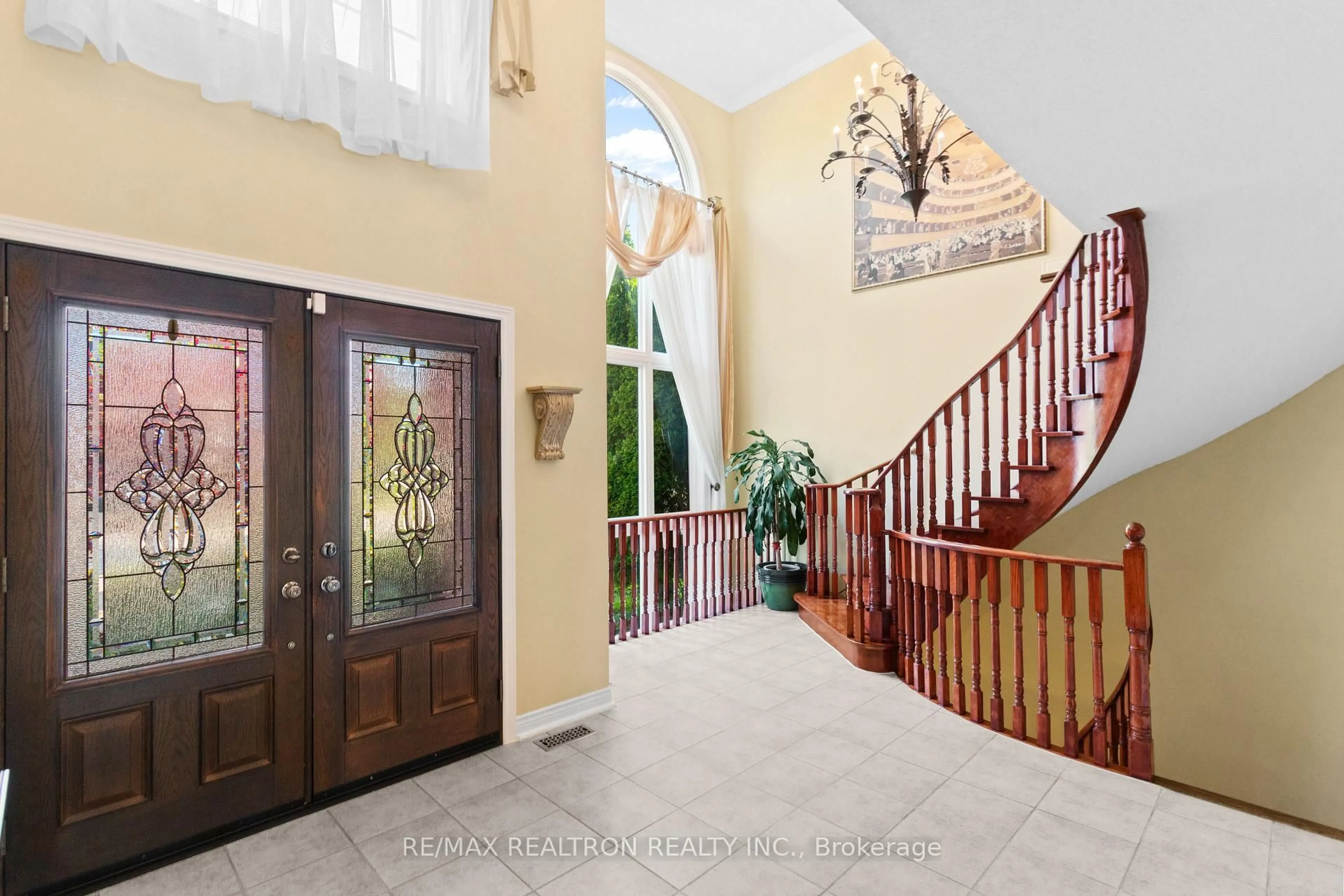 Indoor entryway for 56 Sadot Crt, Vaughan Ontario L4J 8A8