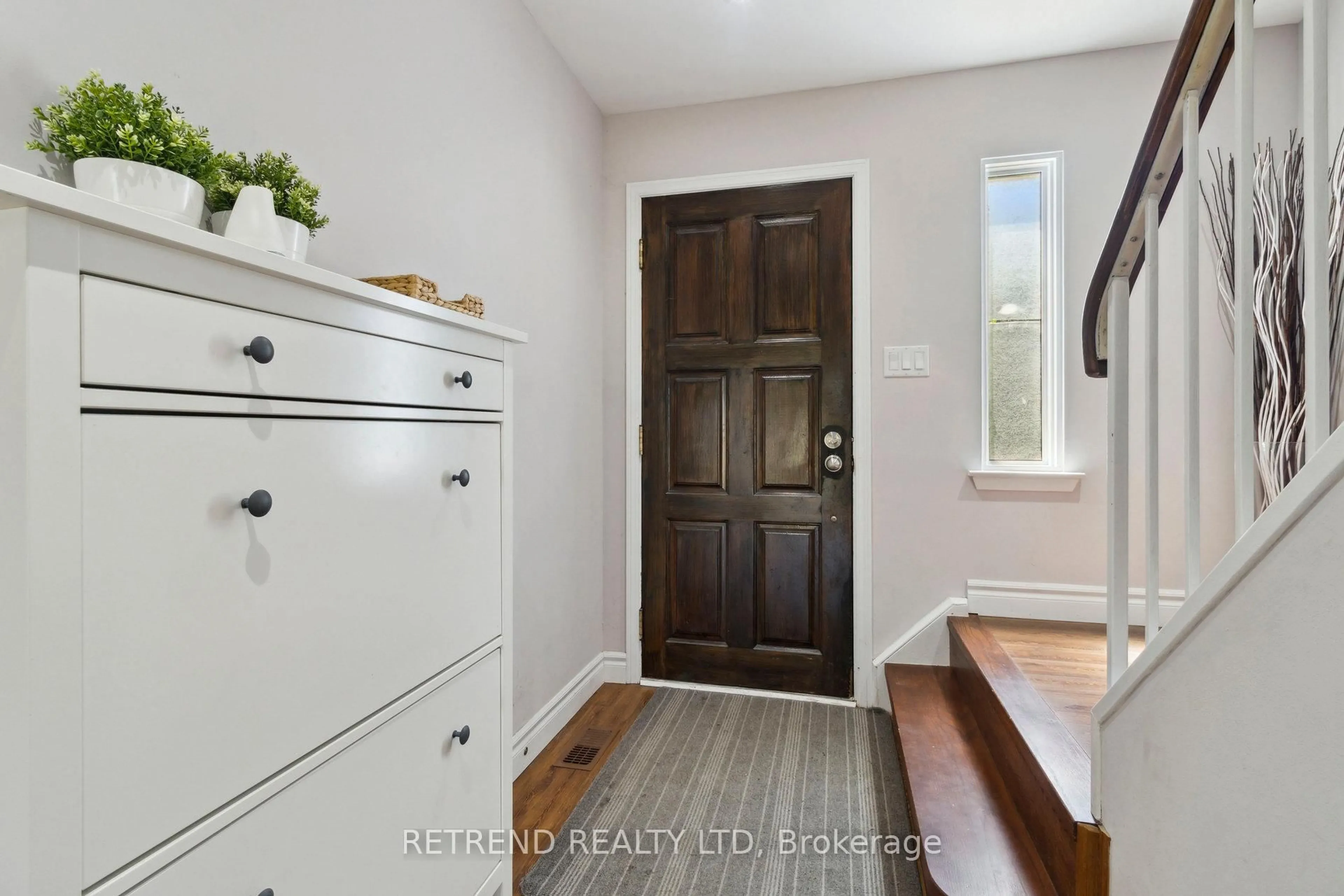 Indoor entryway for 8 Niles Way, Markham Ontario L3T 5B8