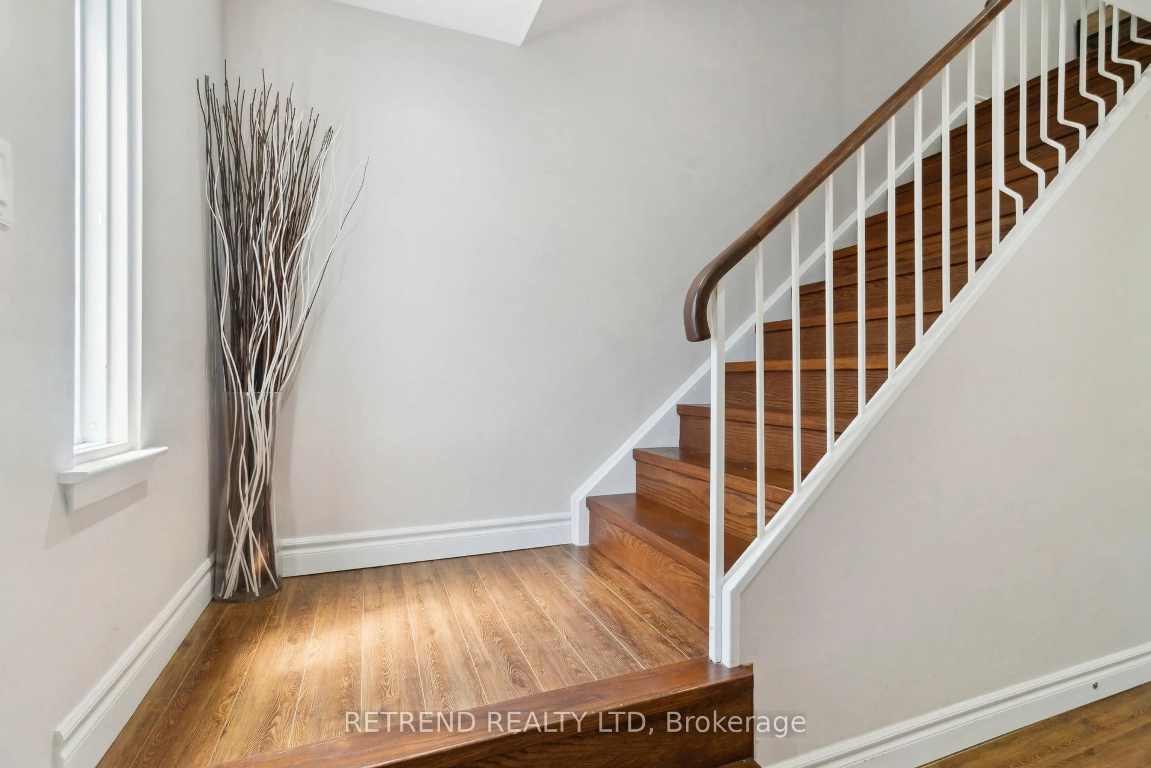 Indoor entryway for 8 Niles Way, Markham Ontario L3T 5B8