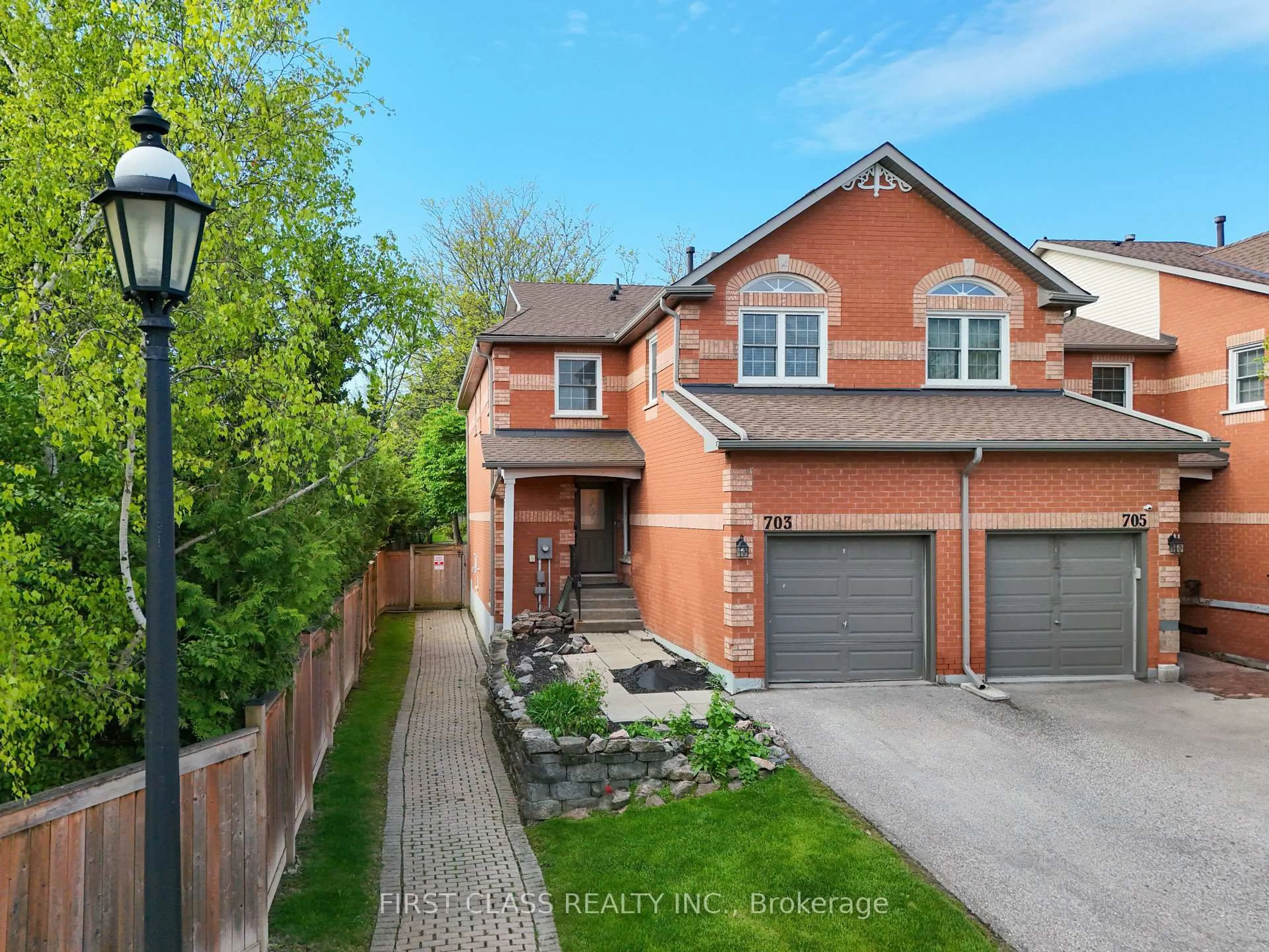 A pic from outside/outdoor area/front of a property/back of a property/a pic from drone, street for 703 Caradonna Cres, Newmarket Ontario L3X 1W5