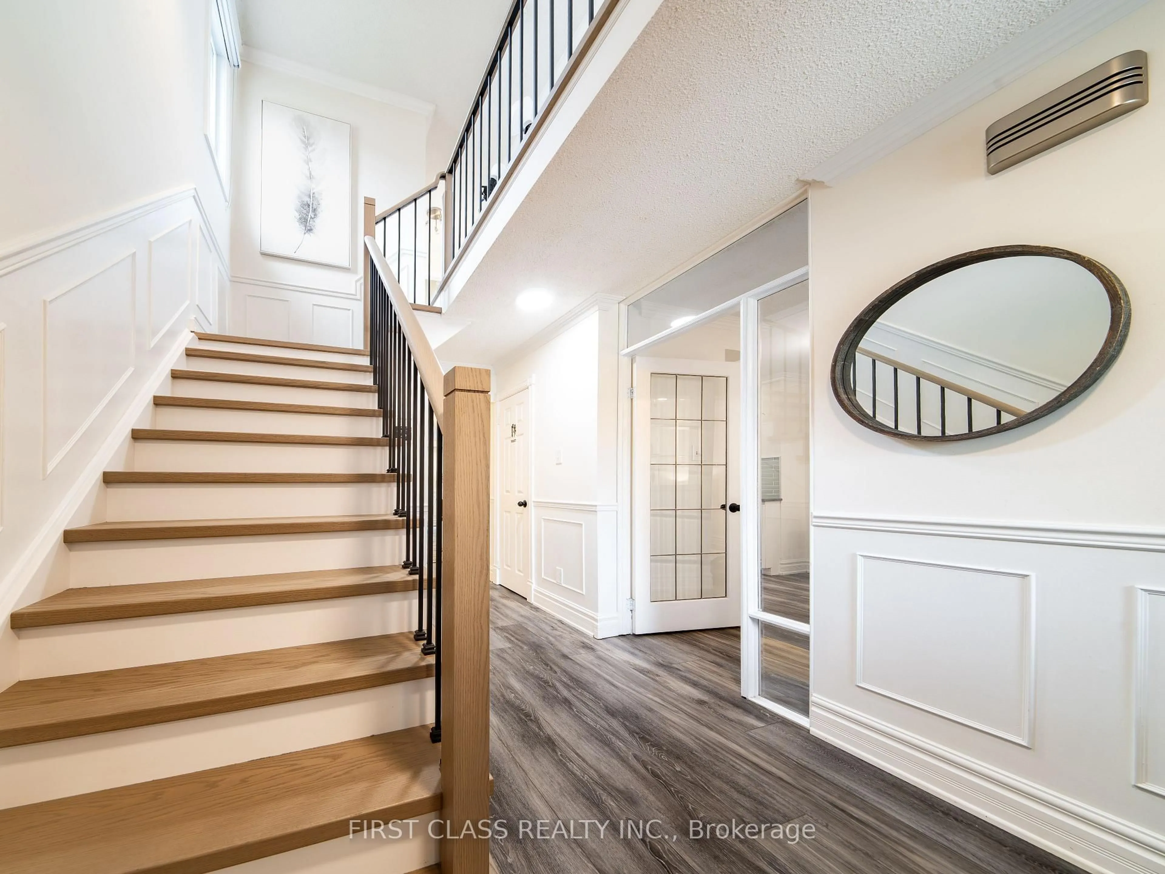 Indoor entryway for 703 Caradonna Cres, Newmarket Ontario L3X 1W5