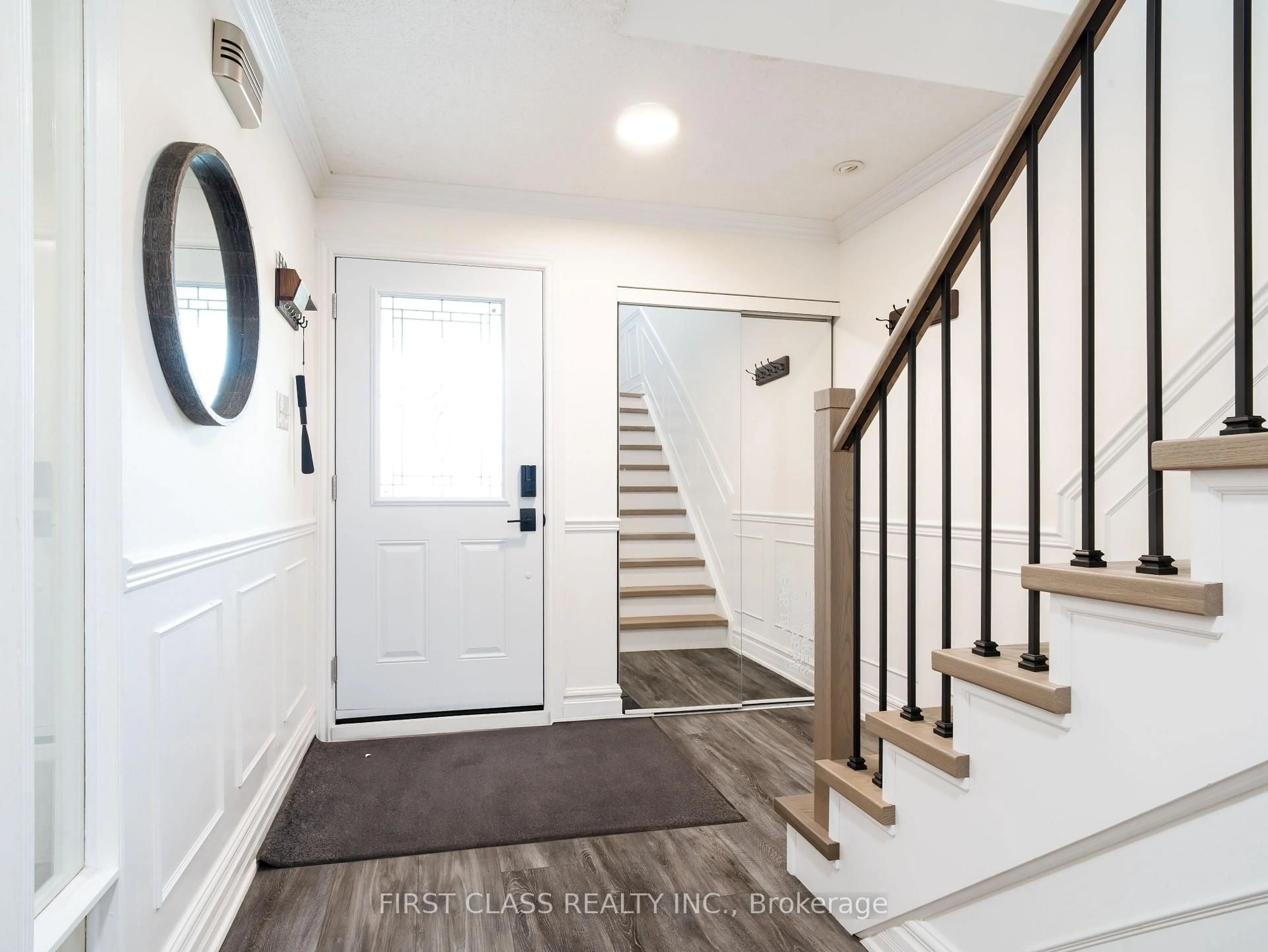 Indoor entryway for 703 Caradonna Cres, Newmarket Ontario L3X 1W5