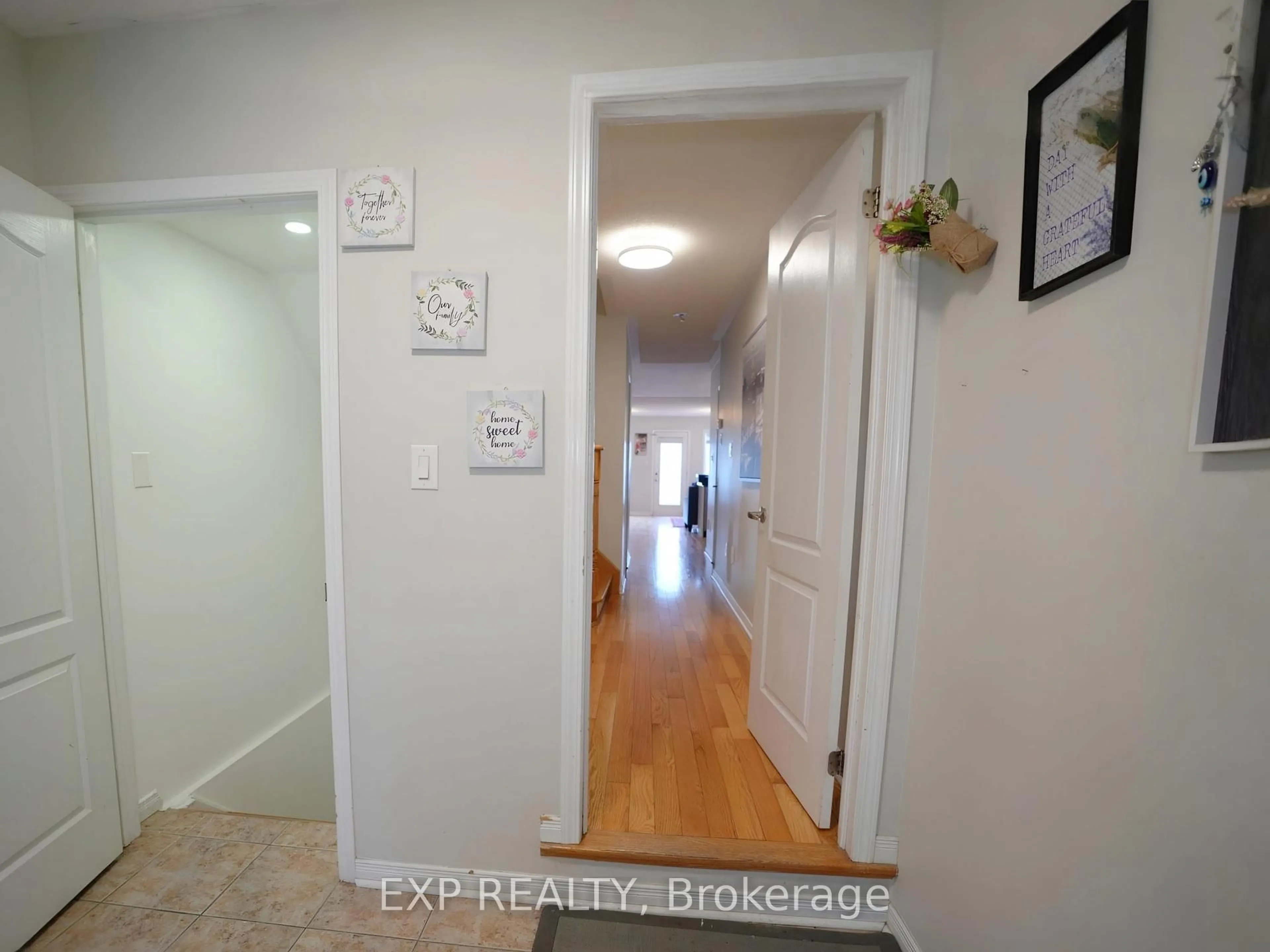 Indoor entryway for 16 Coranto Way, Vaughan Ontario L4H 3P6