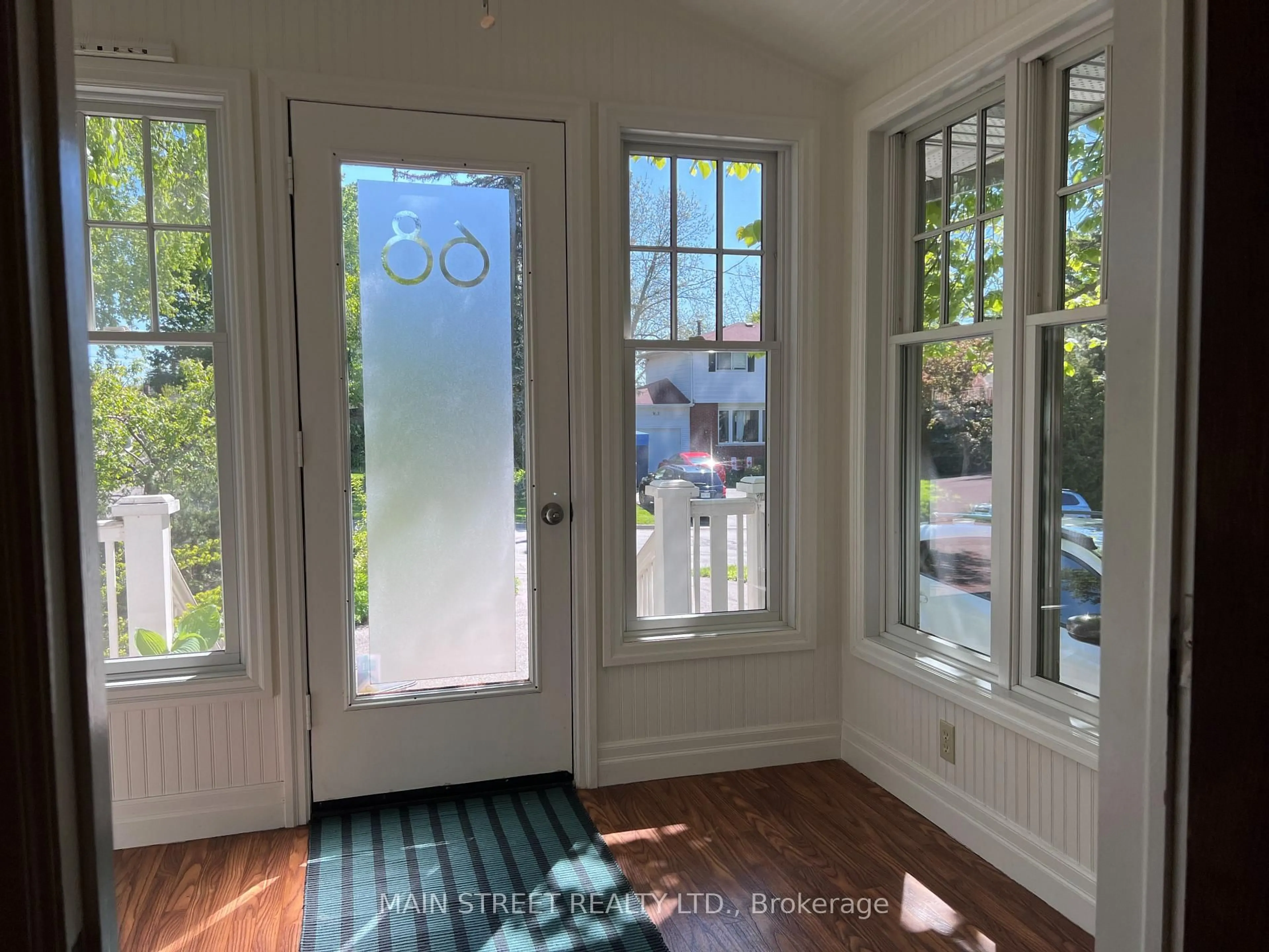 Indoor entryway for 68 Hillview Dr, Newmarket Ontario L3Y 4H9