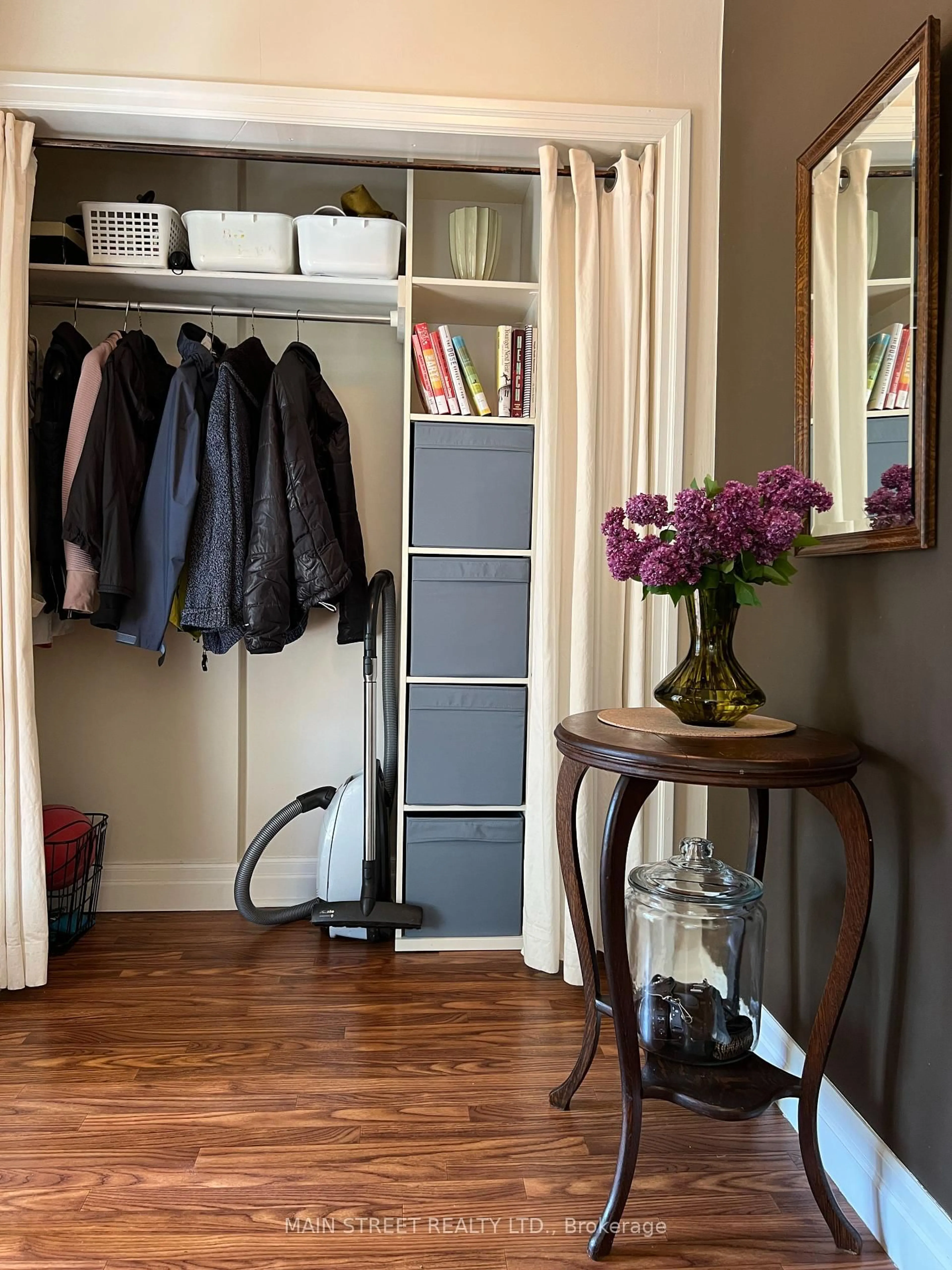 Indoor entryway for 68 Hillview Dr, Newmarket Ontario L3Y 4H9
