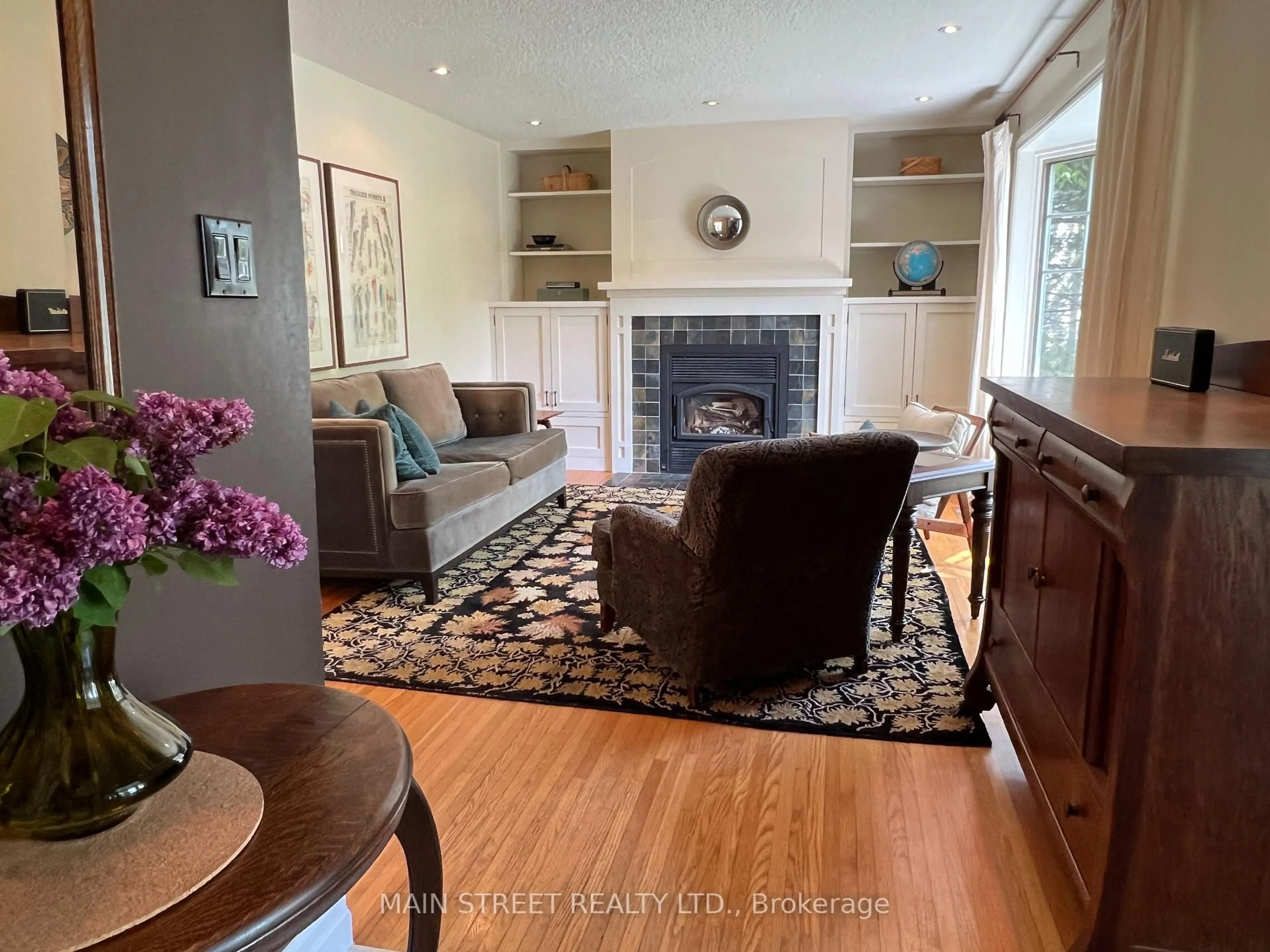 Living room with furniture, unknown for 68 Hillview Dr, Newmarket Ontario L3Y 4H9