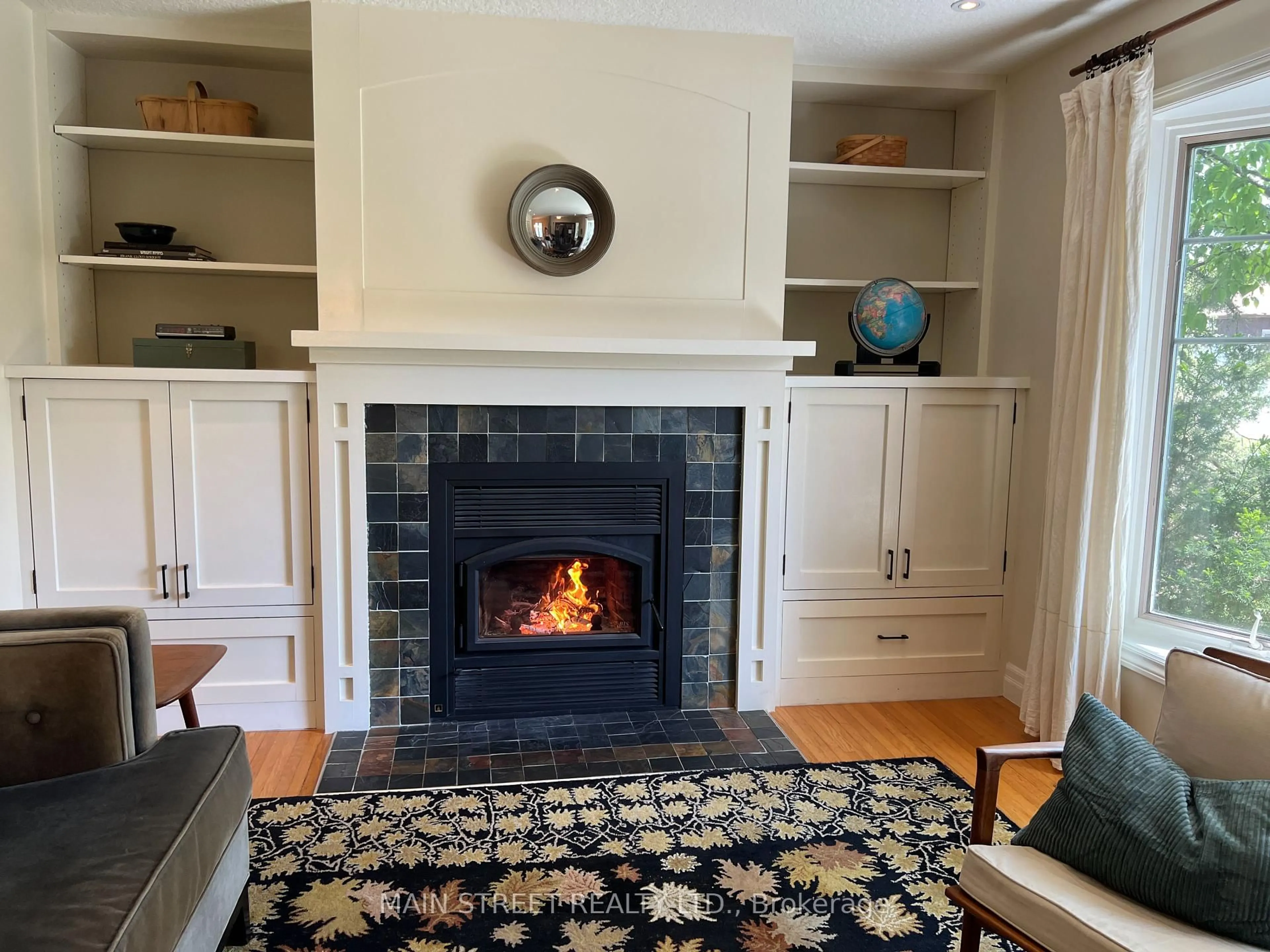 Living room with furniture, unknown for 68 Hillview Dr, Newmarket Ontario L3Y 4H9