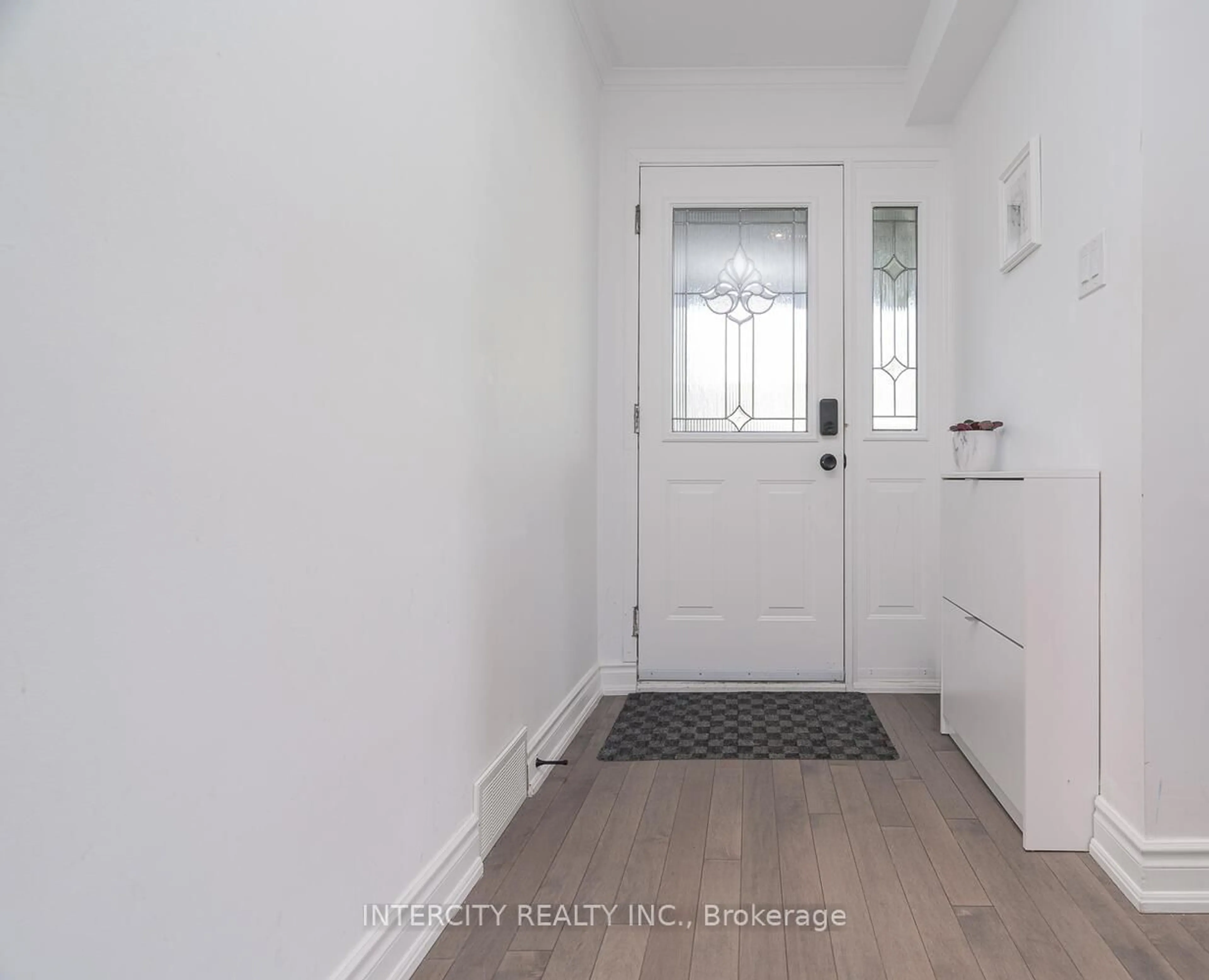 Indoor entryway for 420 Wenlock Ave, Richmond Hill Ontario L4C 1N4