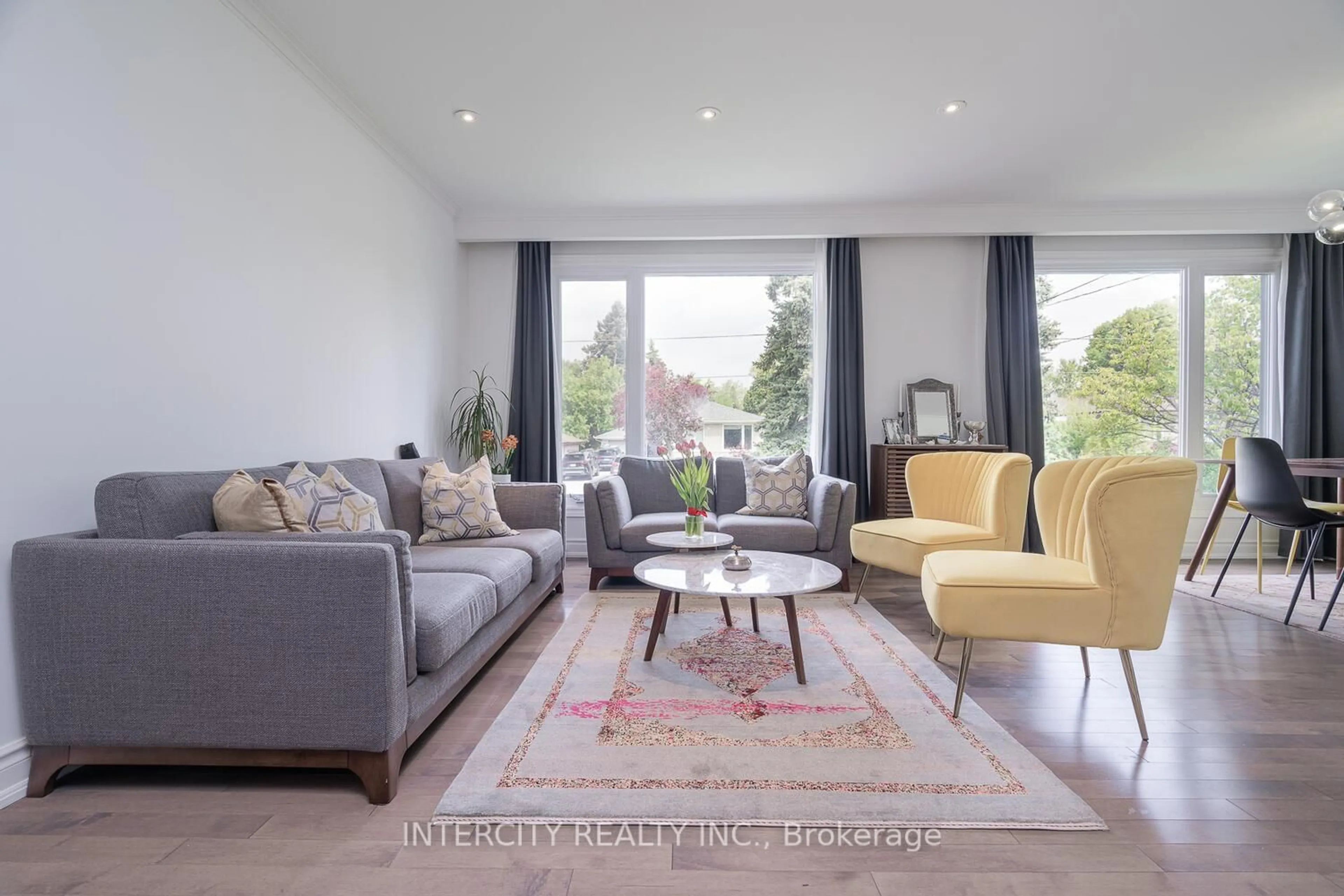 Living room with furniture, unknown for 420 Wenlock Ave, Richmond Hill Ontario L4C 1N4