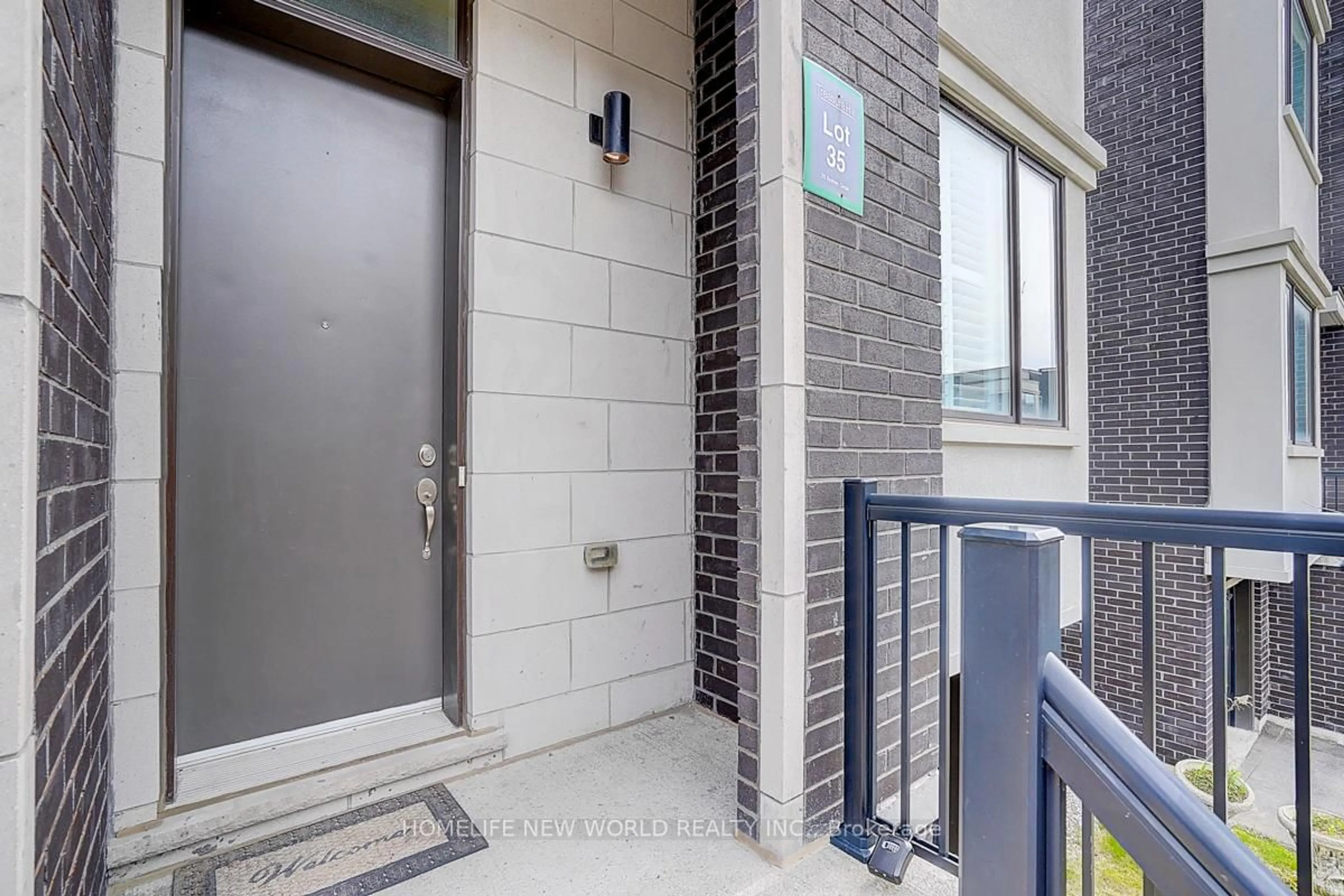 Indoor entryway for 25 Sydney Circ, Vaughan Ontario L4H 4R2