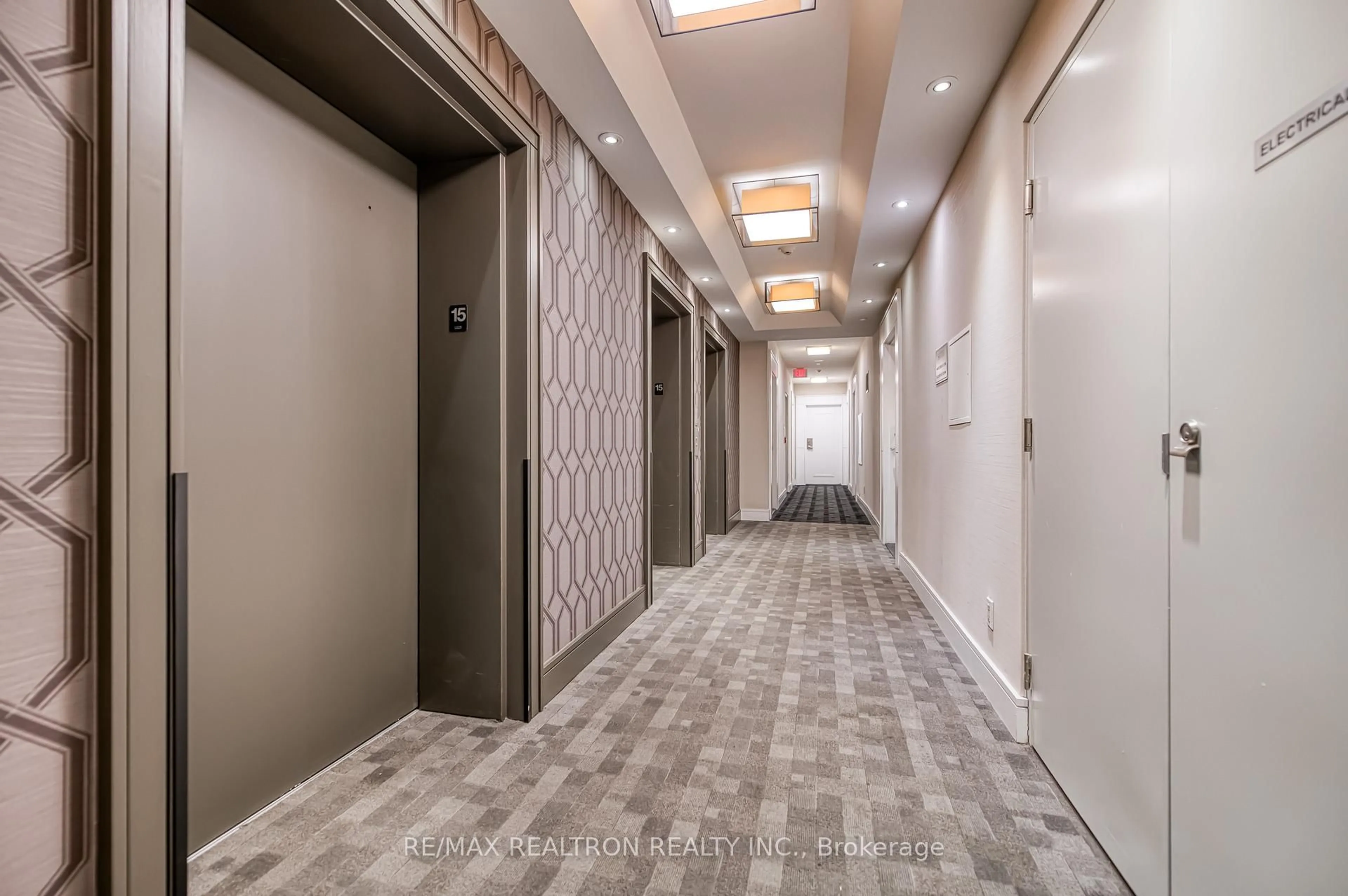 Indoor foyer for 9205 Yonge St #1502 NE, Richmond Hill Ontario L4C 1V5