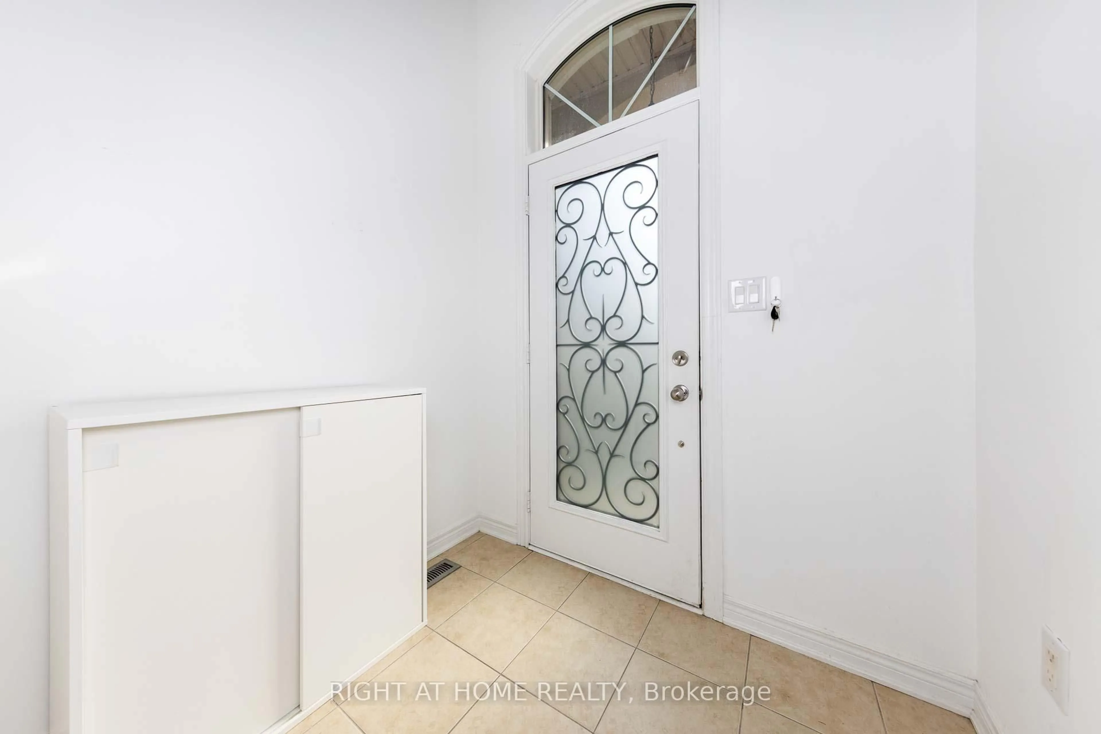 Indoor entryway for 366 Doak Lane, Newmarket Ontario L3Y 0A8