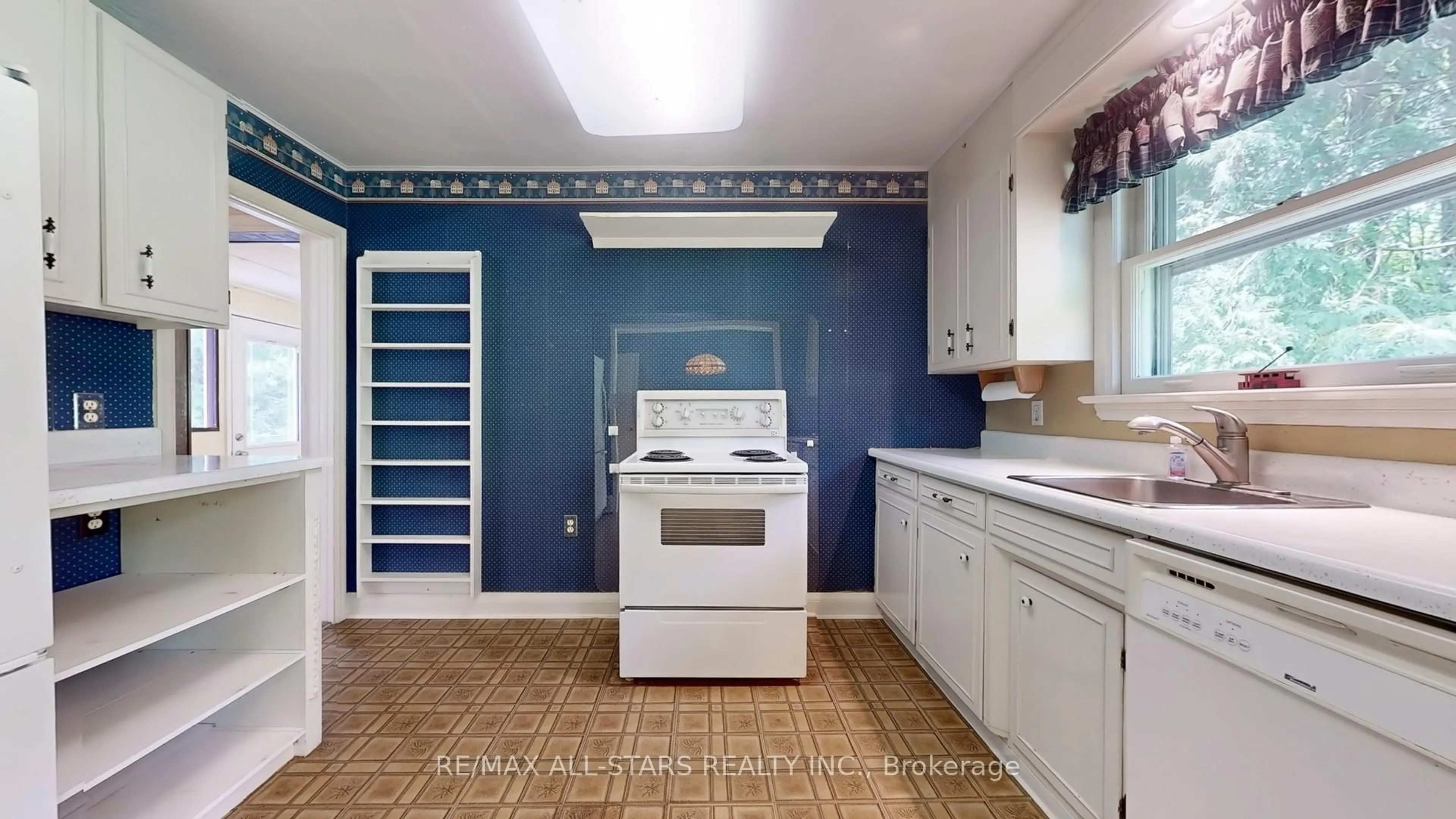 Standard kitchen, ceramic/tile floor for 5134 Cherry St, Whitchurch-Stouffville Ontario L4A 7X4