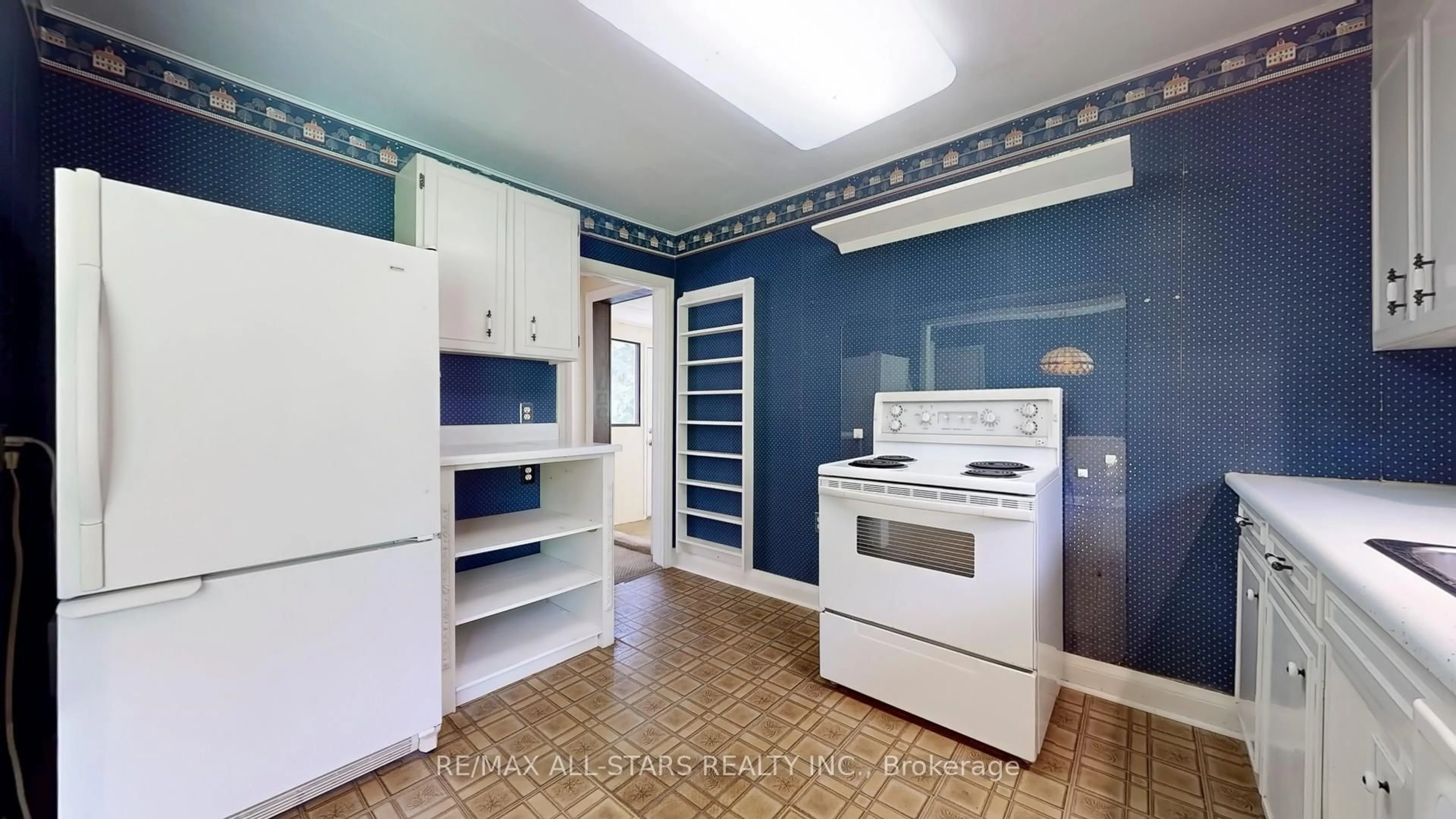 Standard kitchen, ceramic/tile floor for 5134 Cherry St, Whitchurch-Stouffville Ontario L4A 7X4