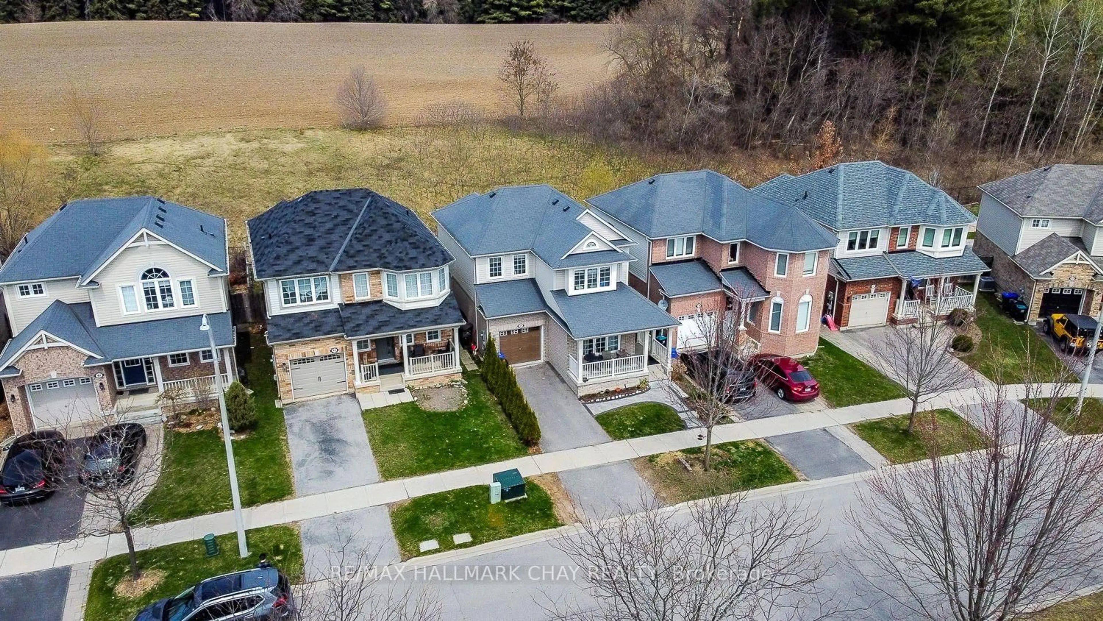 A pic from outside/outdoor area/front of a property/back of a property/a pic from drone, street for 38 Steele St, New Tecumseth Ontario L9R 0E6