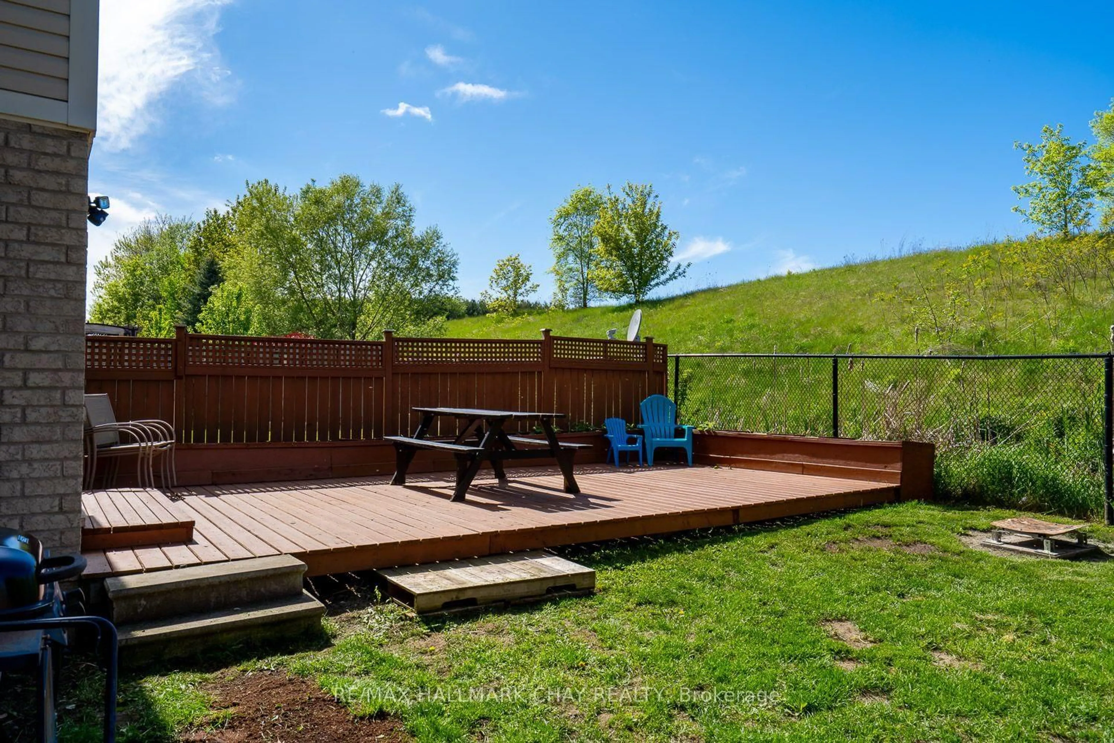 Patio, mountain view for 38 Steele St, New Tecumseth Ontario L9R 0E6