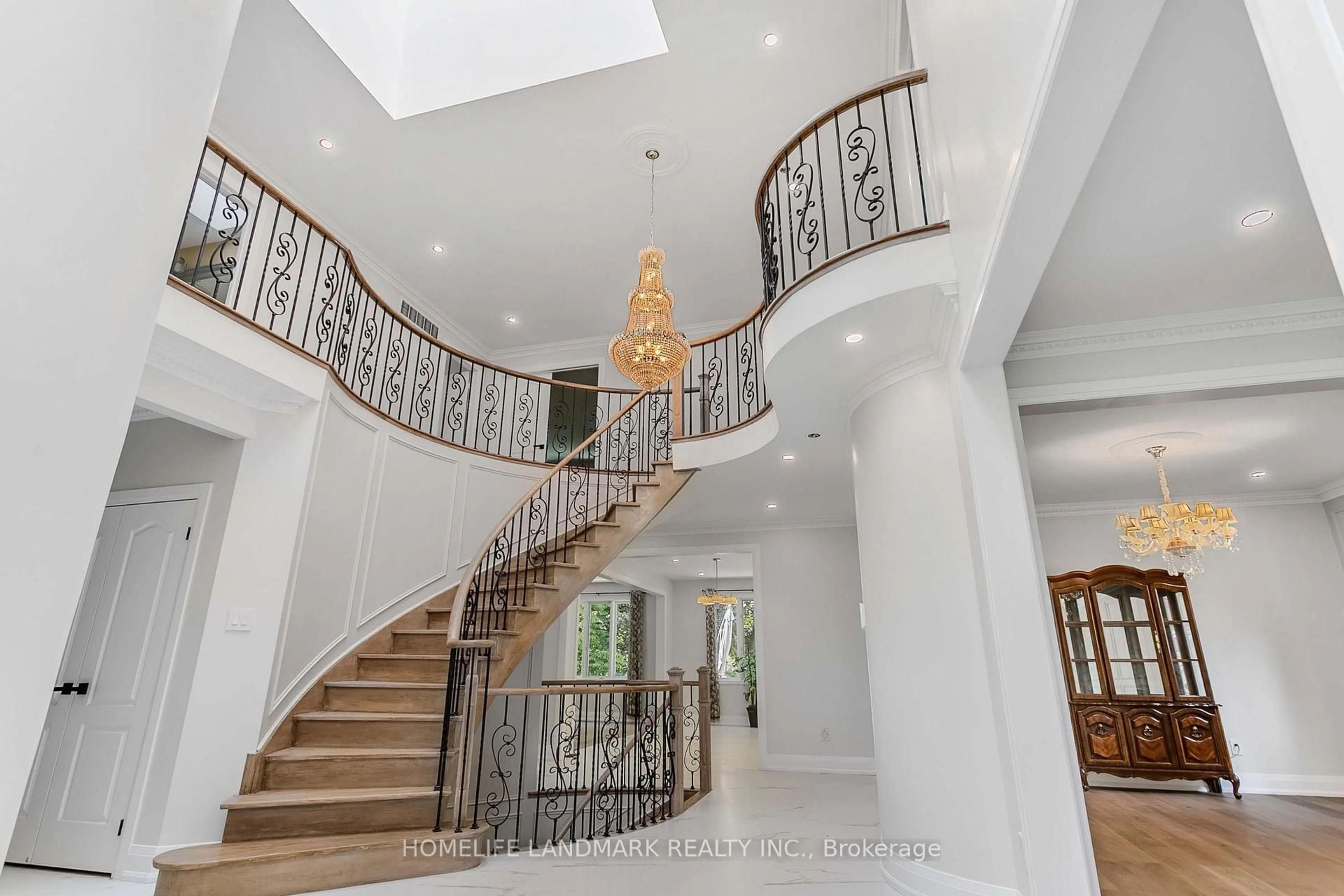 Indoor foyer for 20 Pathlane Rd, Richmond Hill Ontario L4B 4A5