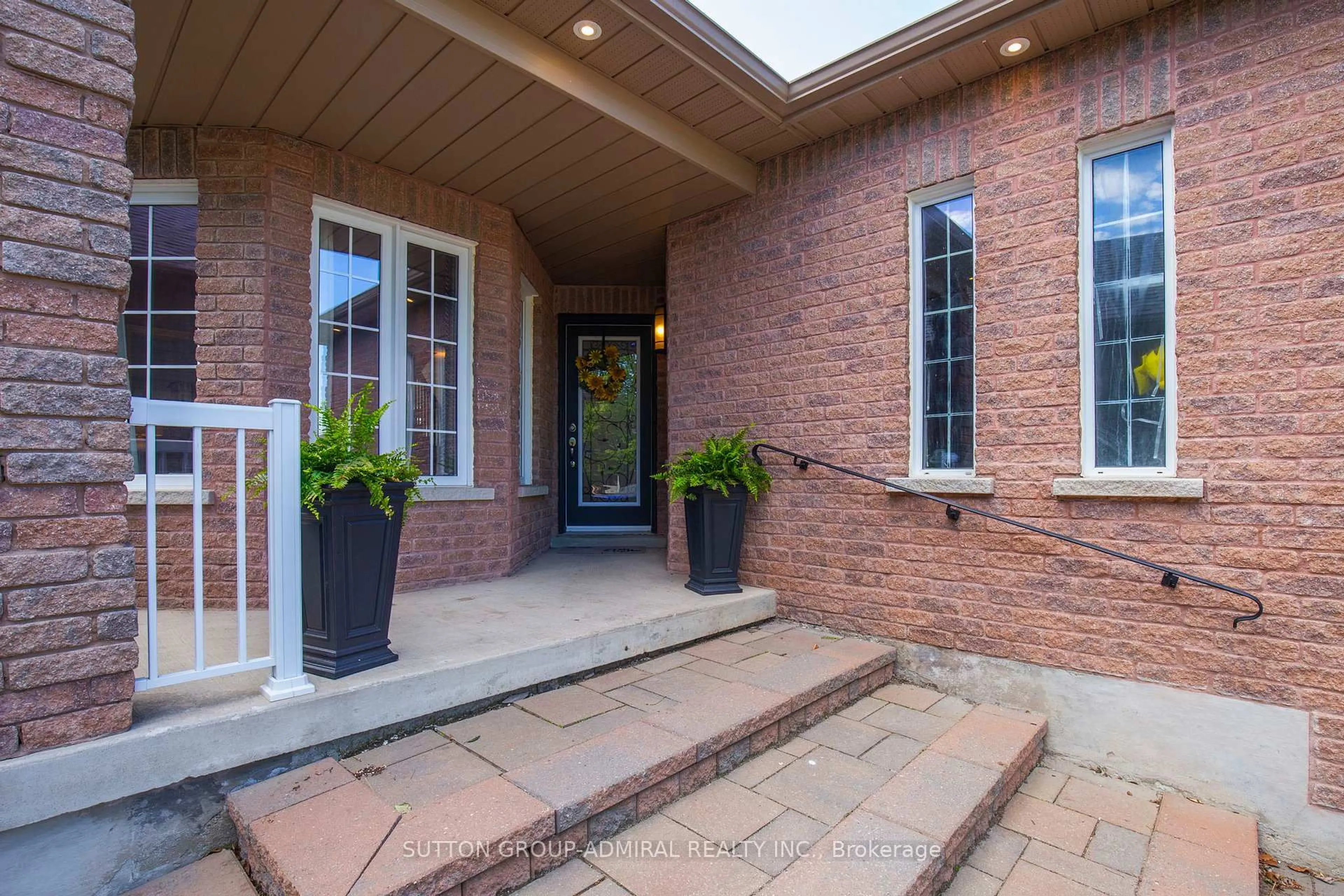 Home with brick exterior material, street for 1992 PRINCE Crt, Innisfil Ontario L9S 0E7