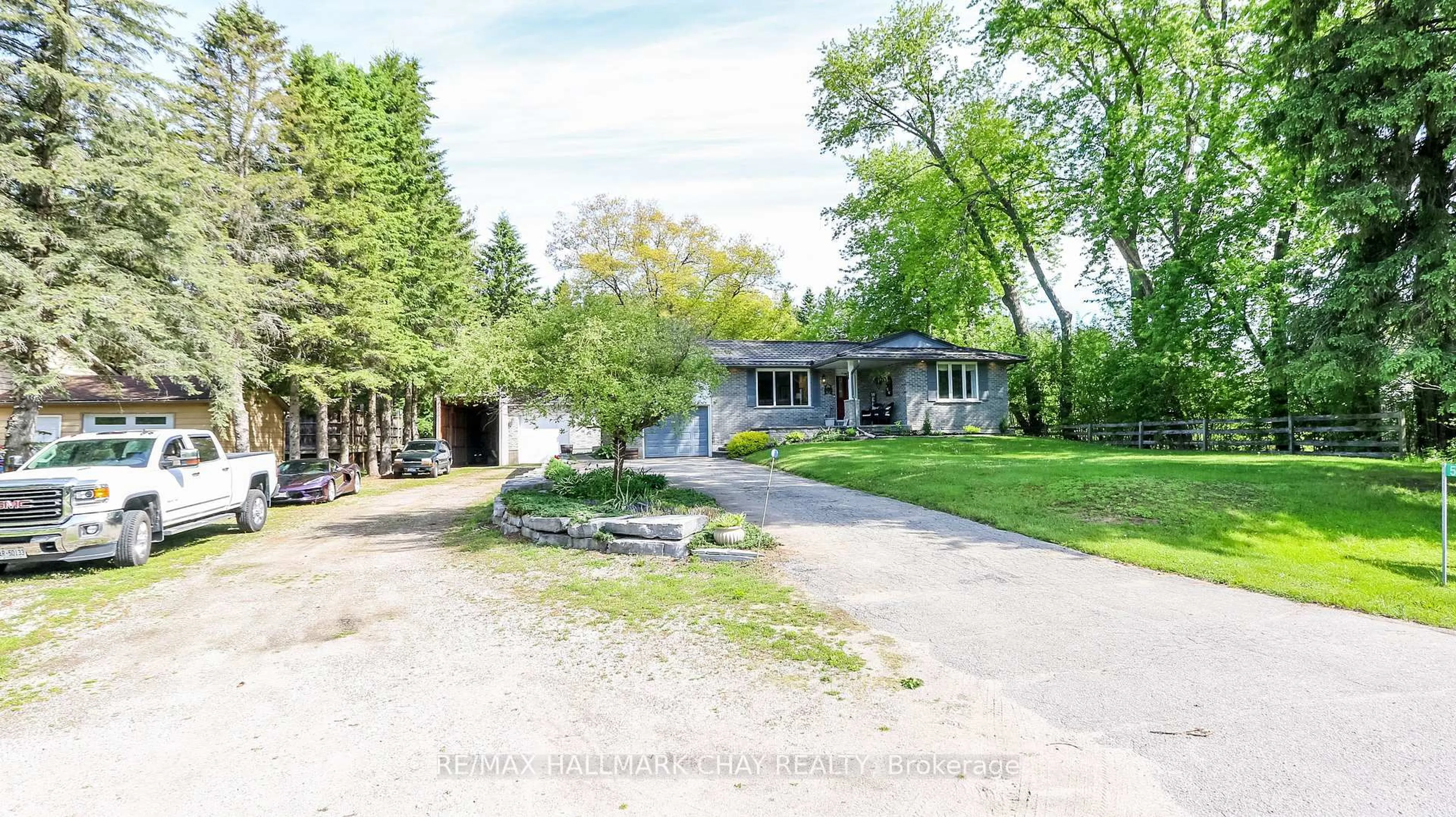 A pic from outside/outdoor area/front of a property/back of a property/a pic from drone, street for 5142 30 Sdrd, Essa Ontario L0M 1T0