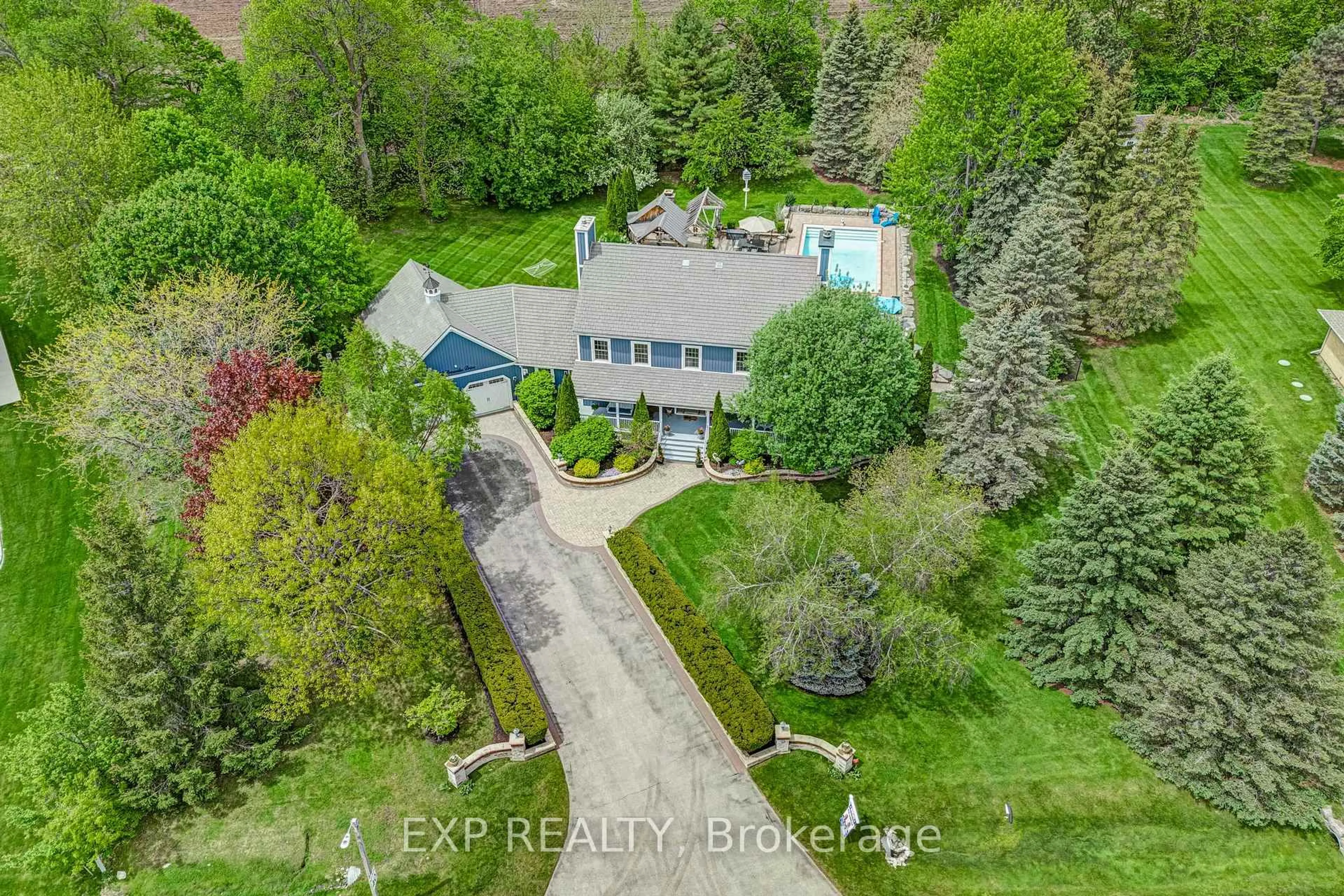 A pic from outside/outdoor area/front of a property/back of a property/a pic from drone, street for 20 Brownlee Dr, Bradford West Gwillimbury Ontario L3Z 2A4