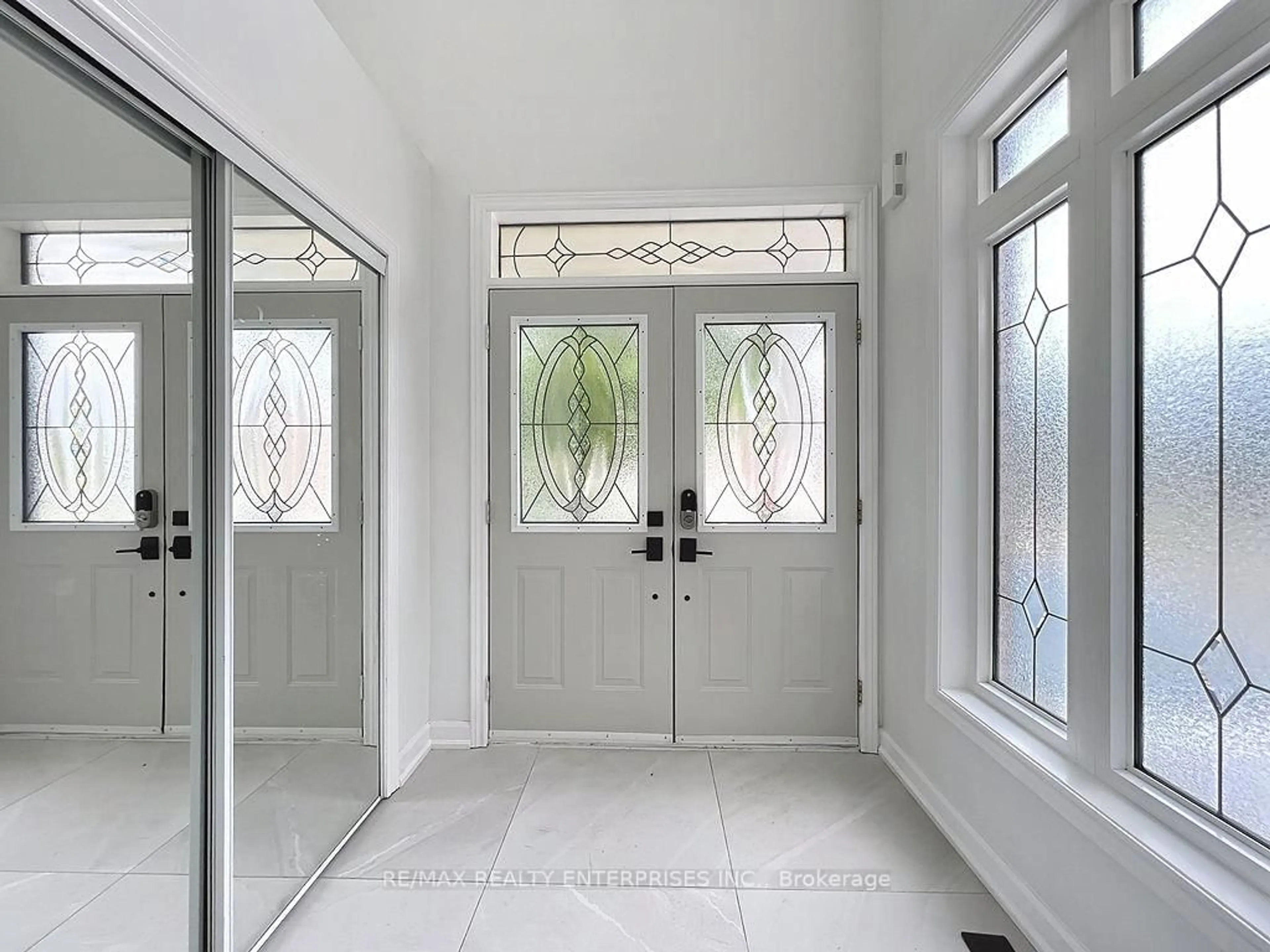 Indoor entryway for 8 Wood Dale Rd, Vaughan Ontario L4K 5S8