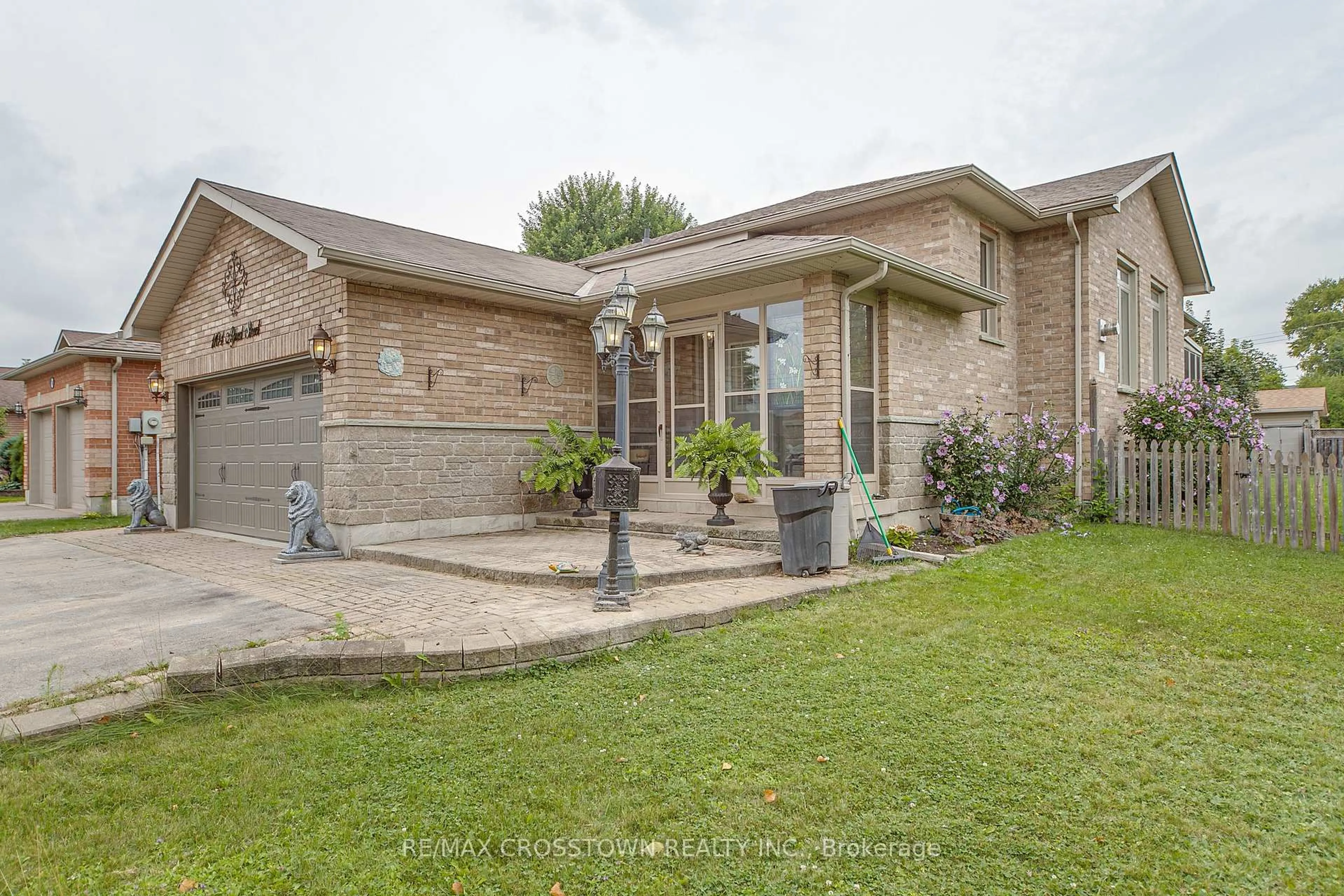 Home with brick exterior material, street for 1104 Alfred St, Innisfil Ontario L0L 1C0