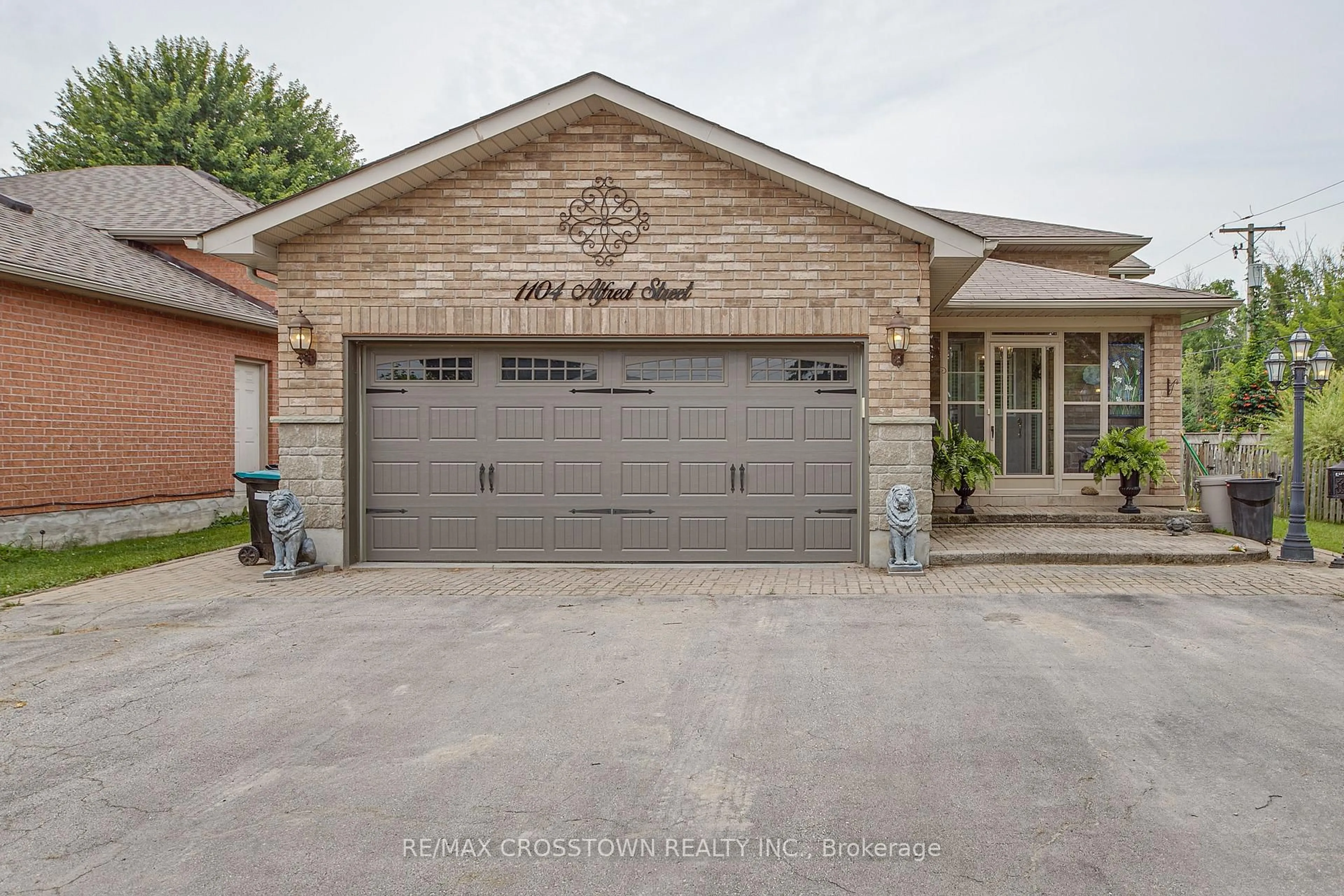Home with brick exterior material, street for 1104 Alfred St, Innisfil Ontario L0L 1C0