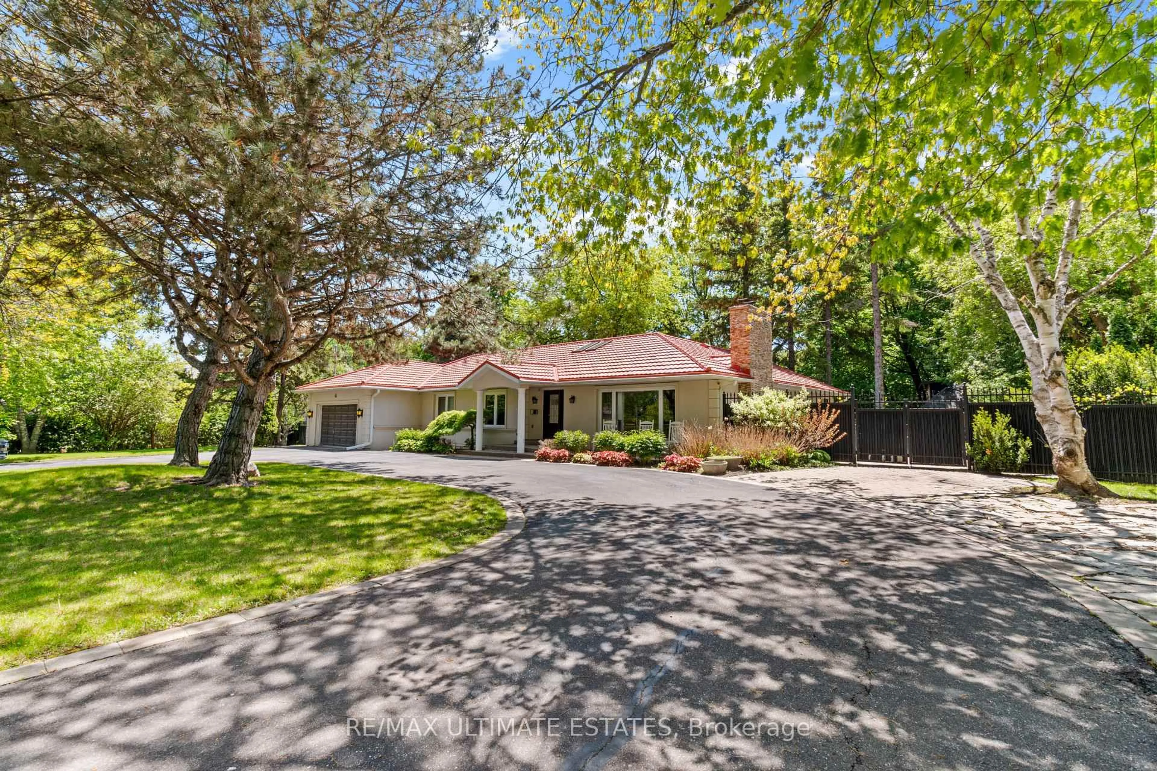 A pic from outside/outdoor area/front of a property/back of a property/a pic from drone, street for 41 Thornridge Dr, Vaughan Ontario L4J 1C7