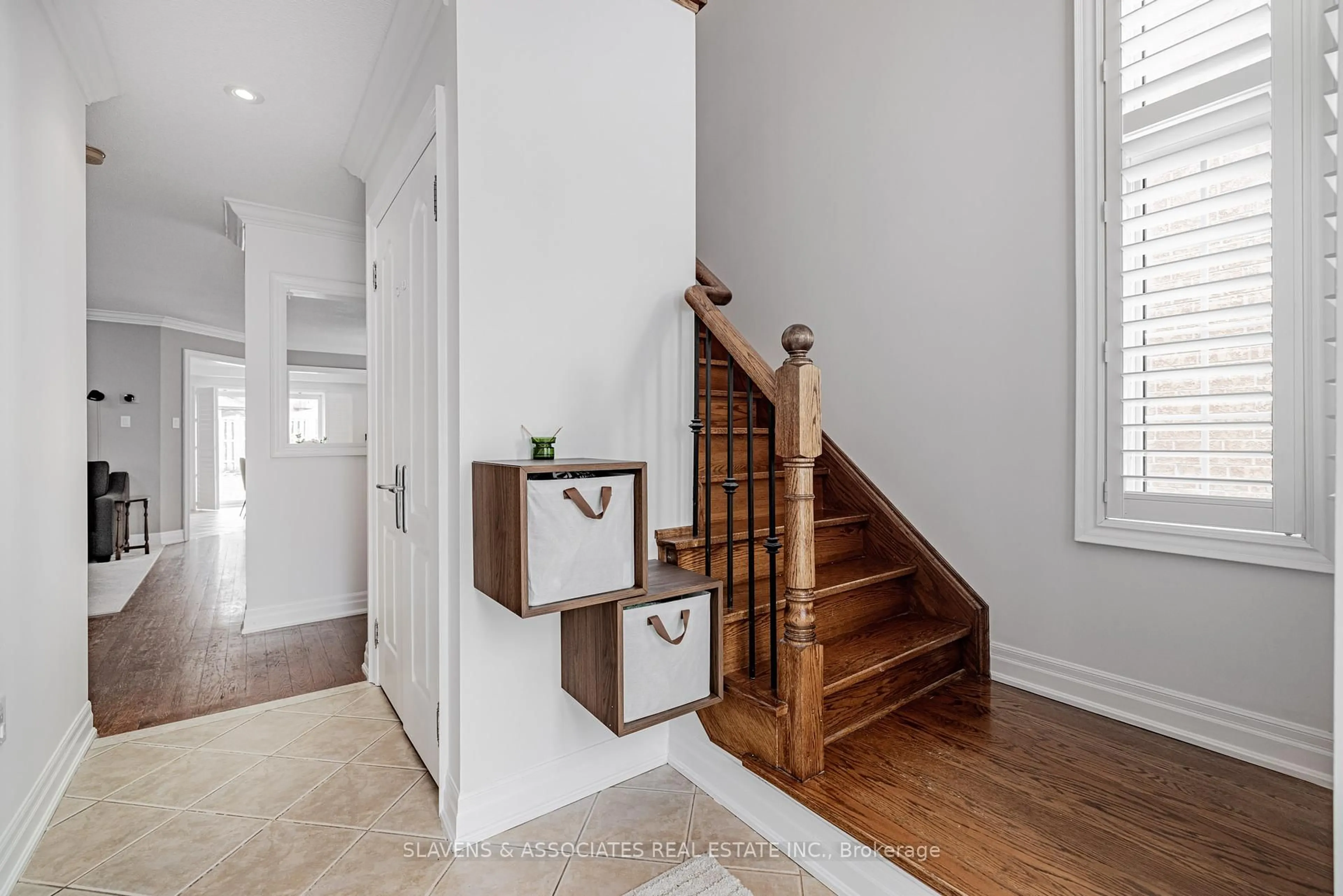 Indoor entryway for 11 Bestview Cres, Vaughan Ontario L6A 3S8