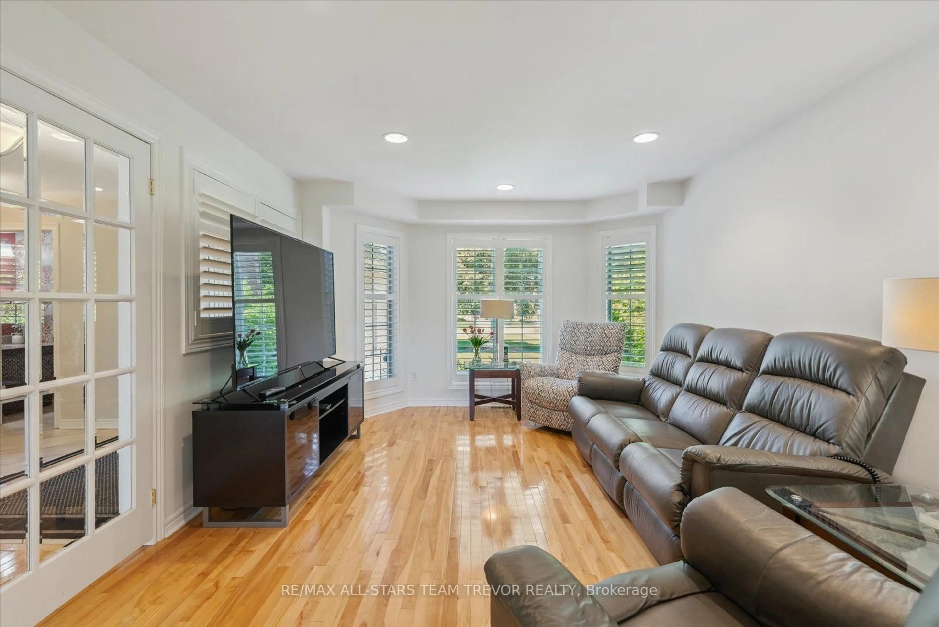 Living room with furniture, unknown for 31 Riveredge Dr, Georgina Ontario L4P 2N8