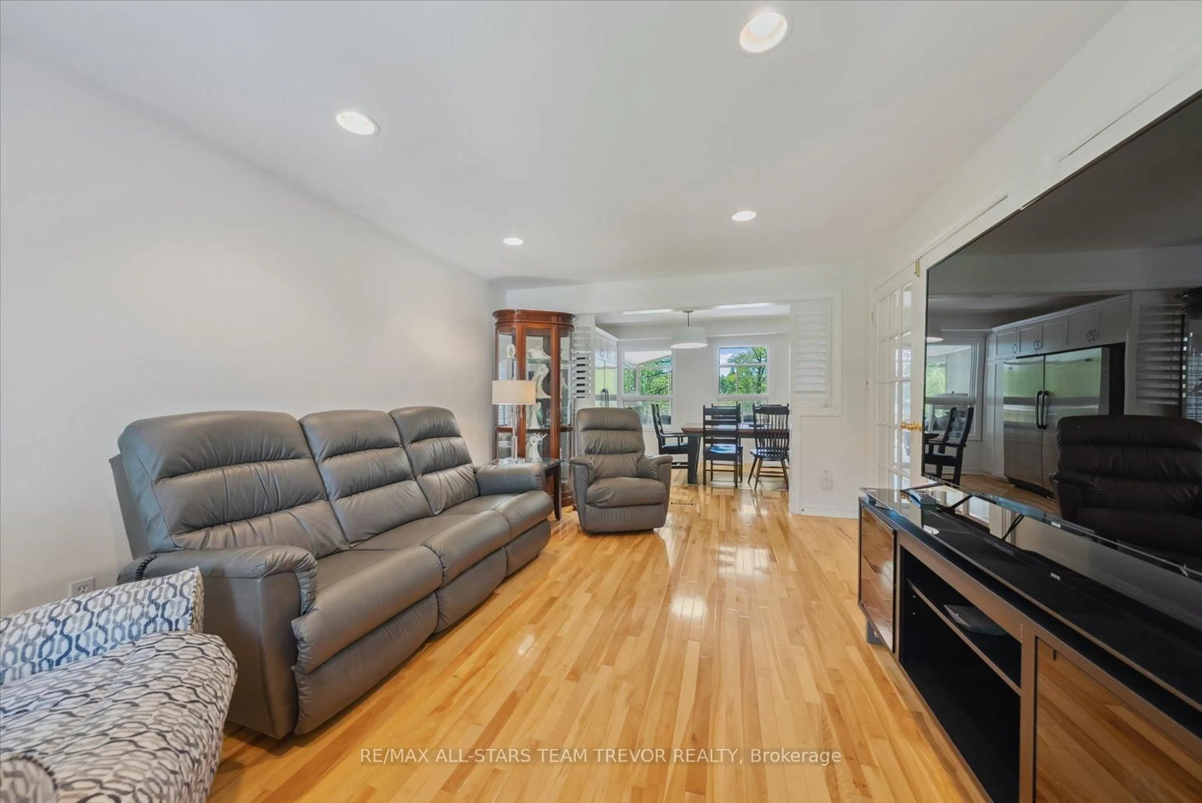Living room with furniture, unknown for 31 Riveredge Dr, Georgina Ontario L4P 2N8