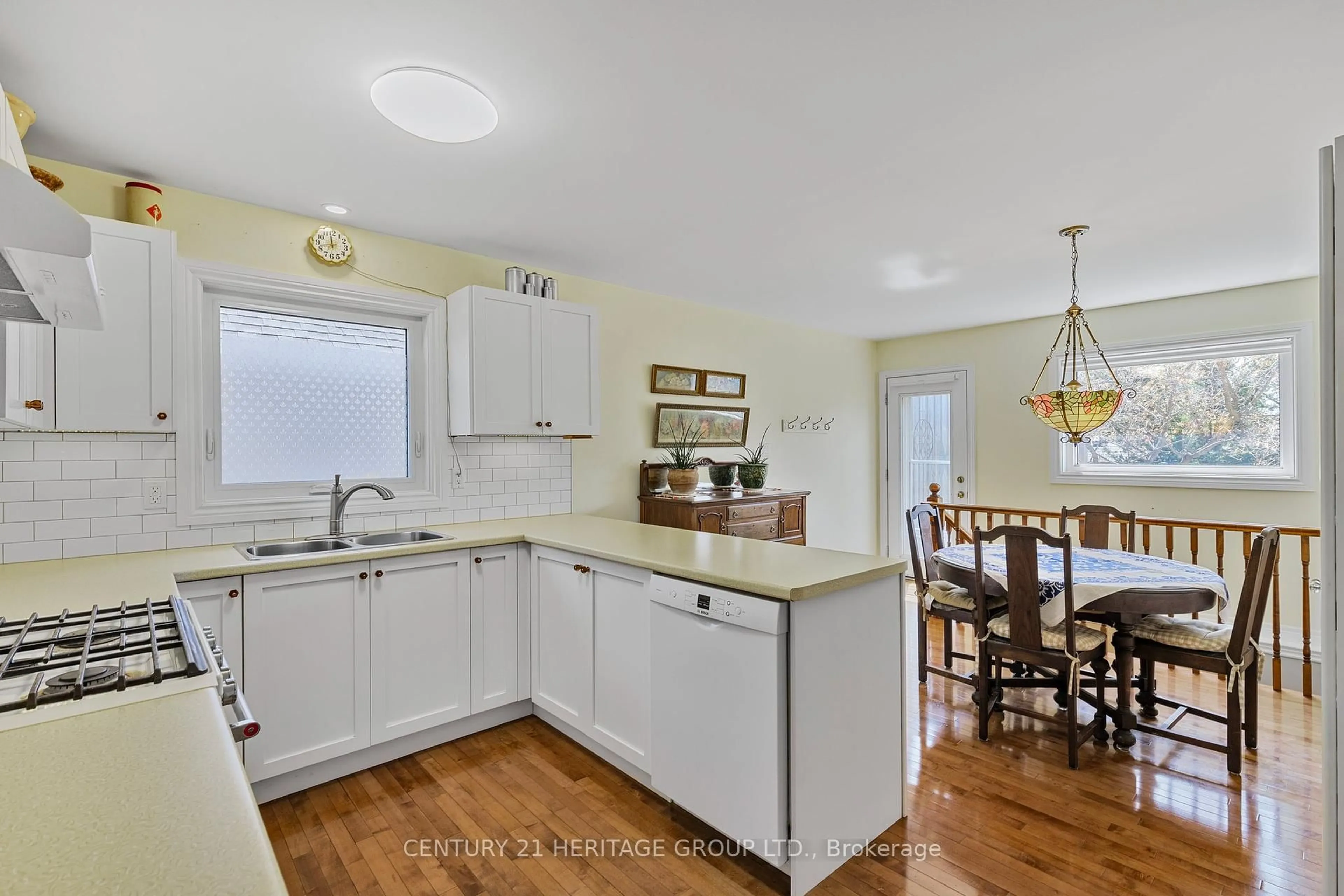 Open concept kitchen, unknown for 59 Highland Terr, Bradford West Gwillimbury Ontario L3Z 3E9