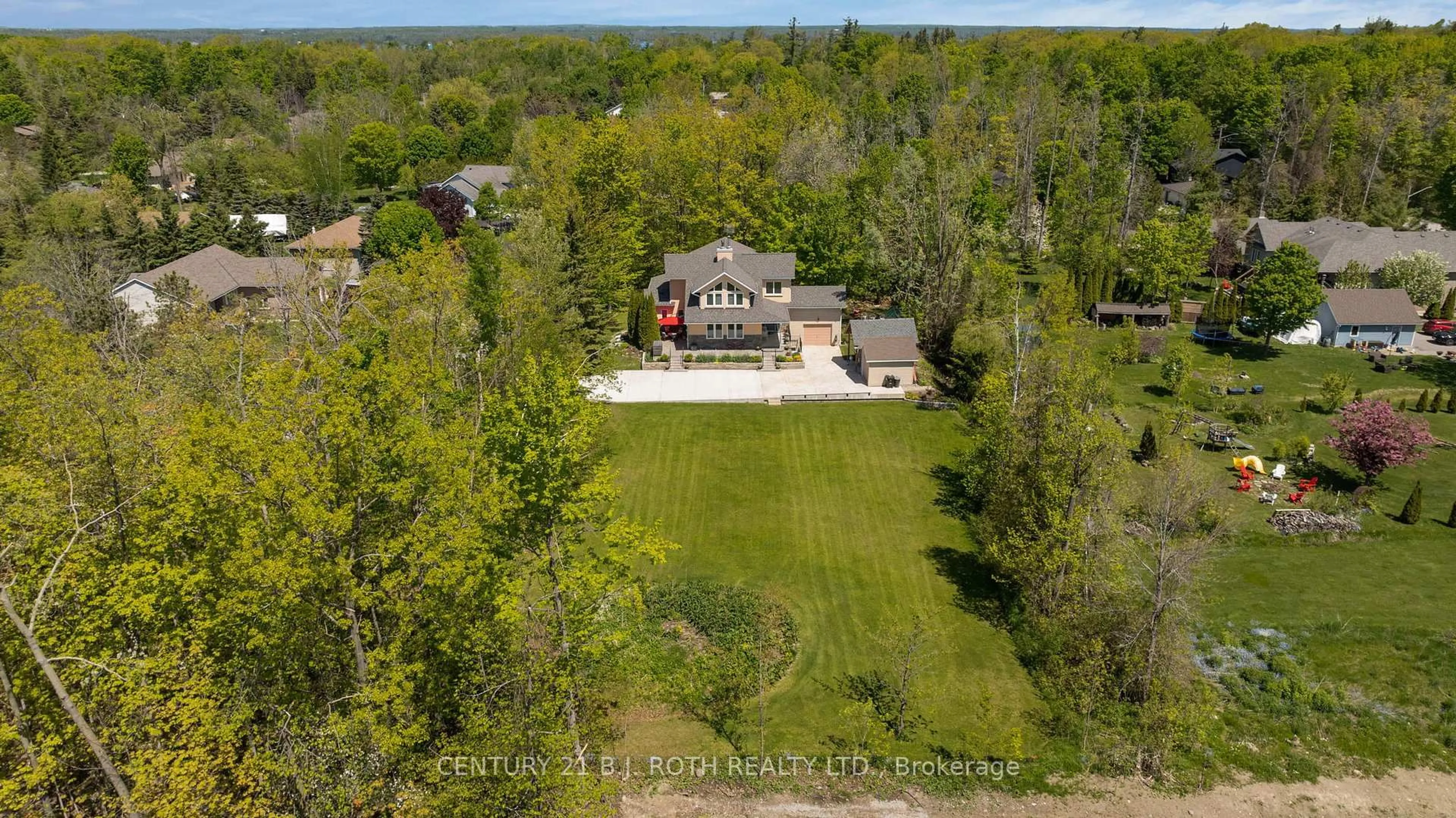 A pic from outside/outdoor area/front of a property/back of a property/a pic from drone, water/lake/river/ocean view for 3809 East St, Innisfil Ontario L9S 2L9