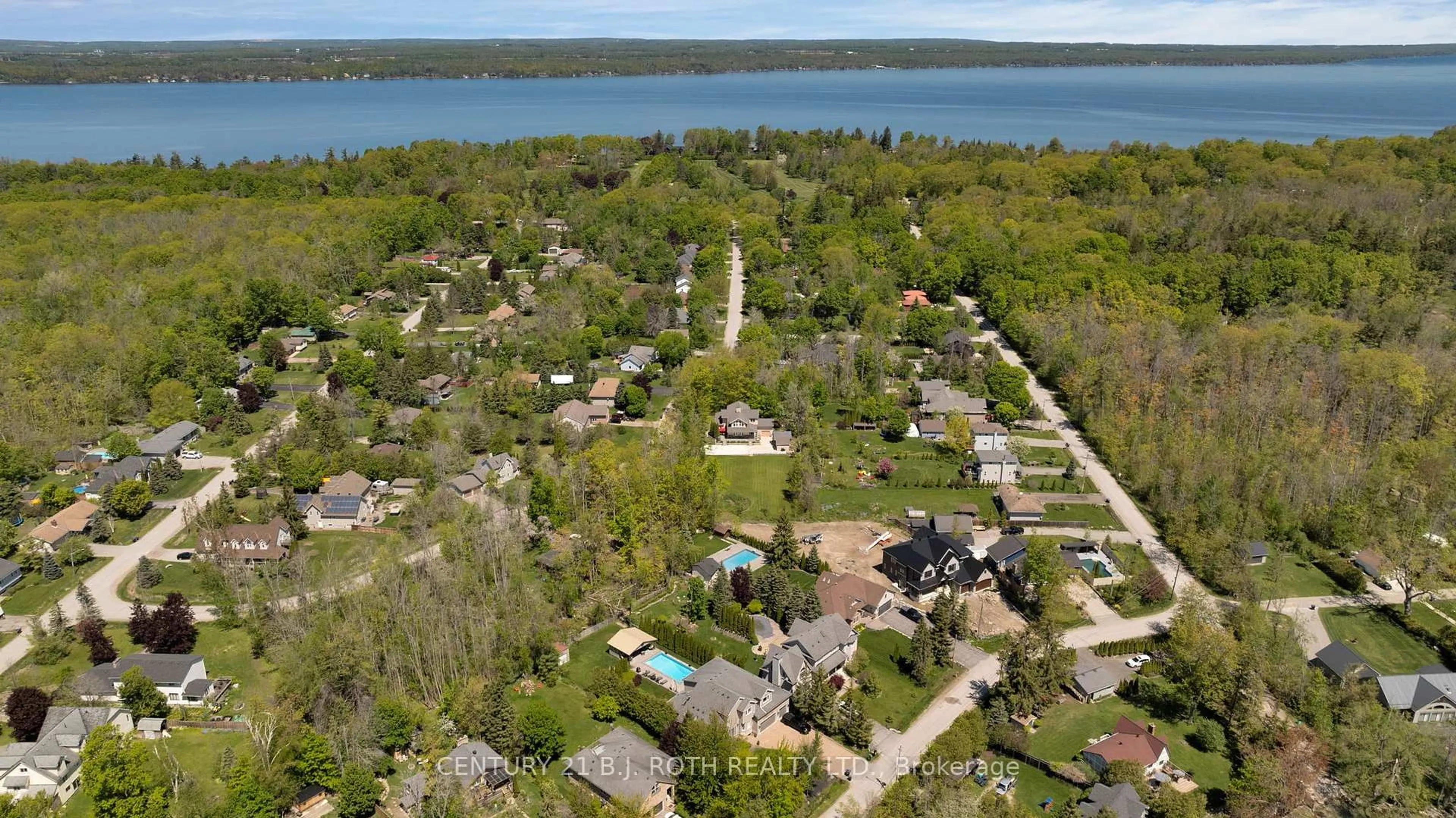 A pic from outside/outdoor area/front of a property/back of a property/a pic from drone, water/lake/river/ocean view for 3809 East St, Innisfil Ontario L9S 2L9