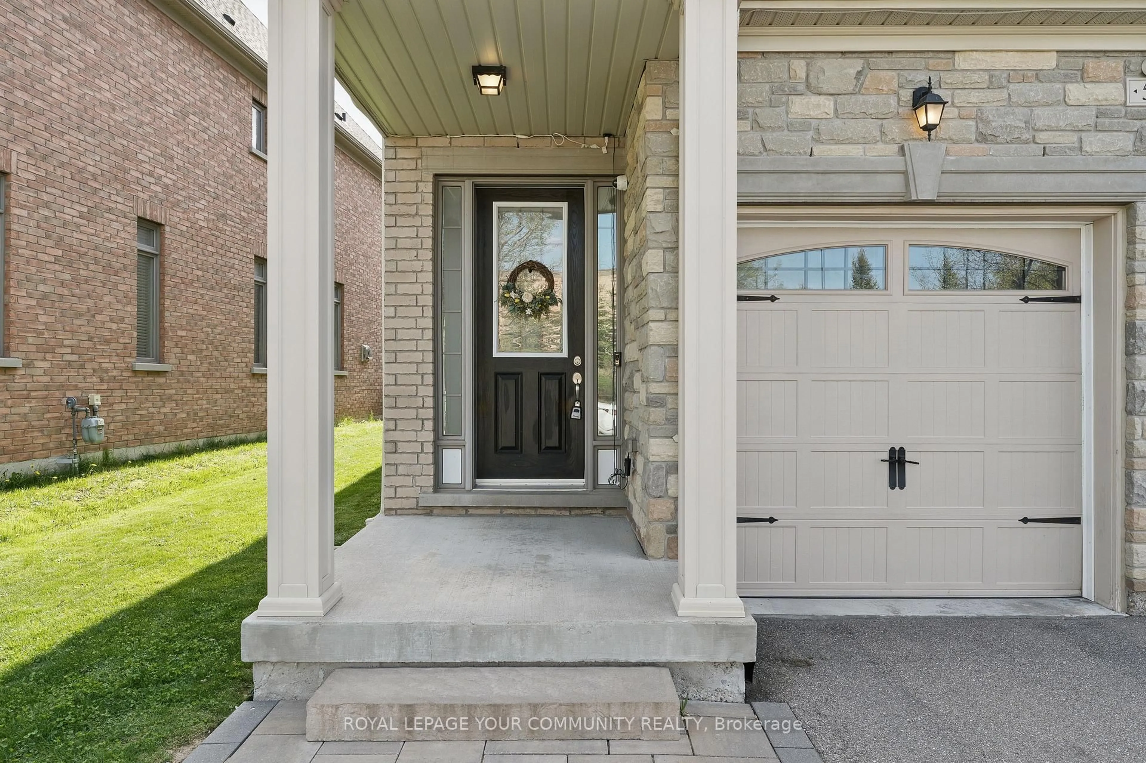 Indoor entryway for 58 Wells Orchard Cres, King Ontario L7B 0C6
