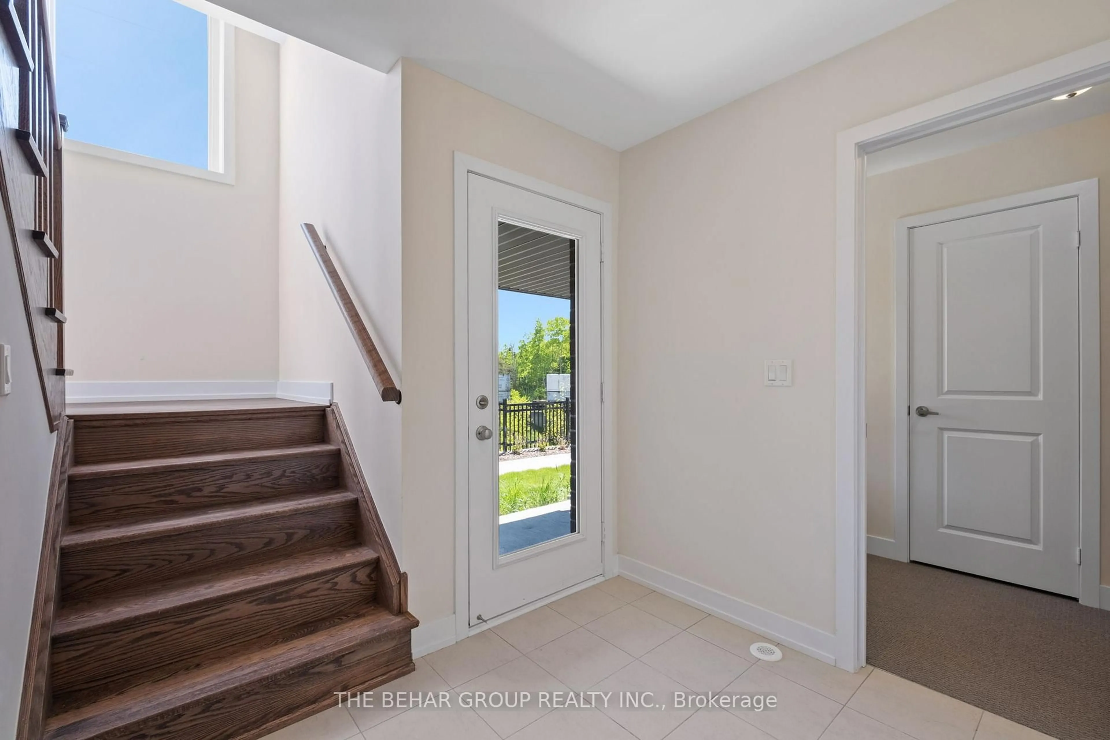 Indoor entryway for 39 Credit Lane, Richmond Hill Ontario L4E 1G9