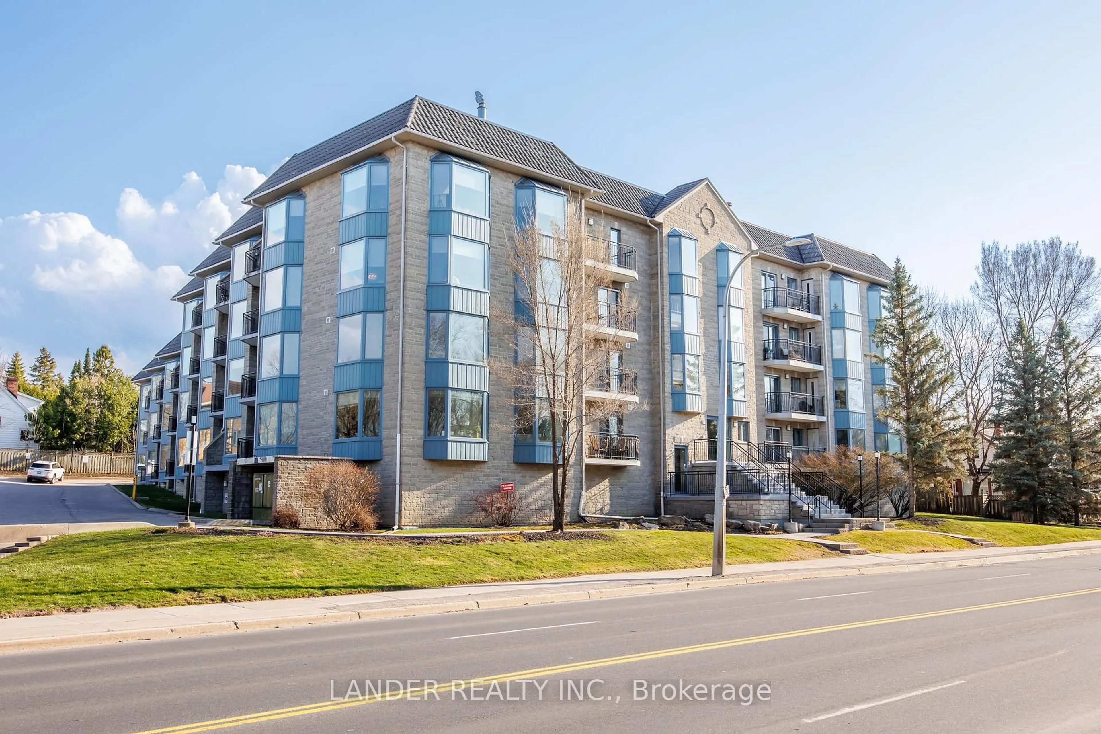 A pic from outside/outdoor area/front of a property/back of a property/a pic from drone, building for 85 WELLINGTON St #214, Aurora Ontario L4G 2P2
