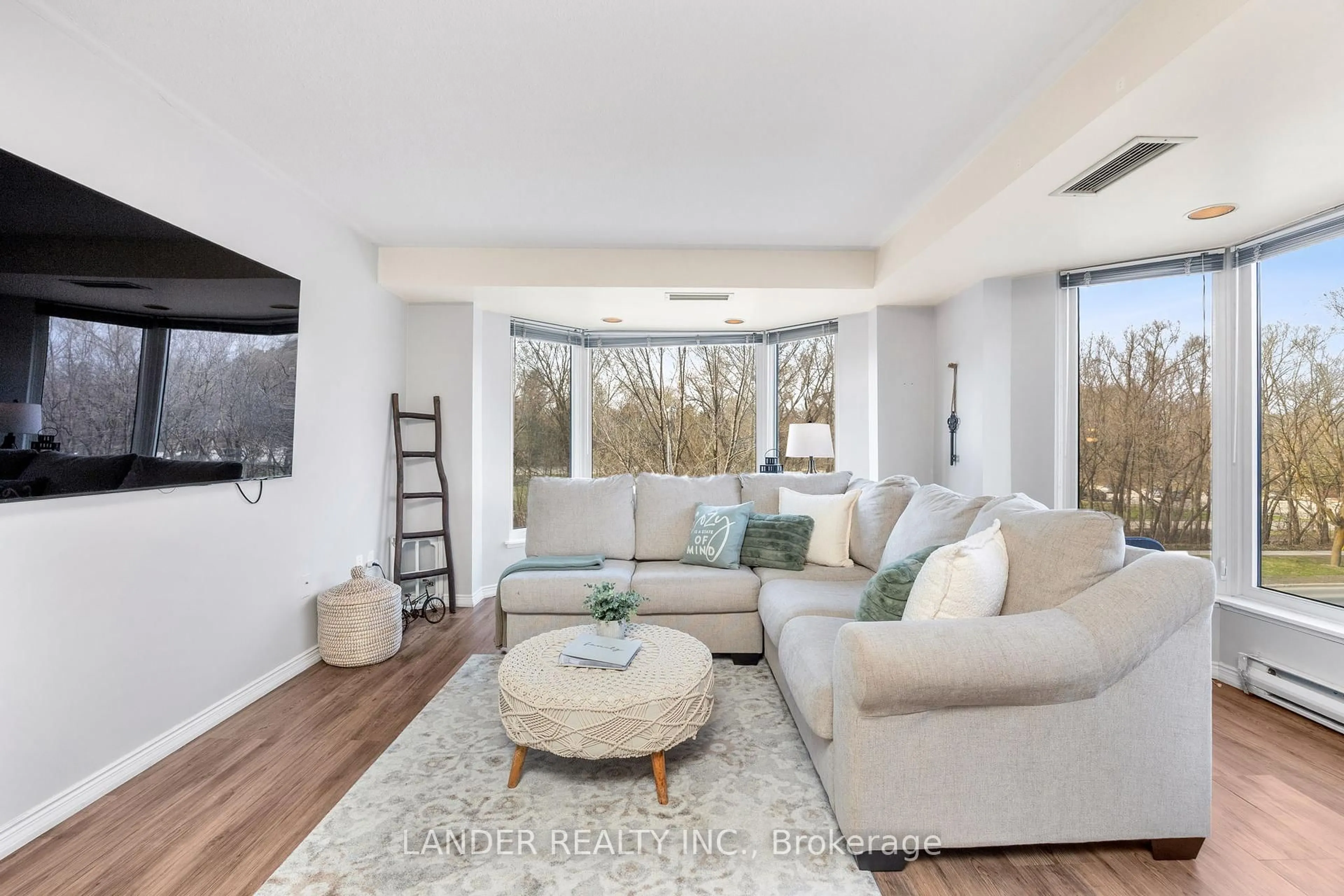 Living room with furniture, unknown for 85 WELLINGTON St #214, Aurora Ontario L4G 2P2