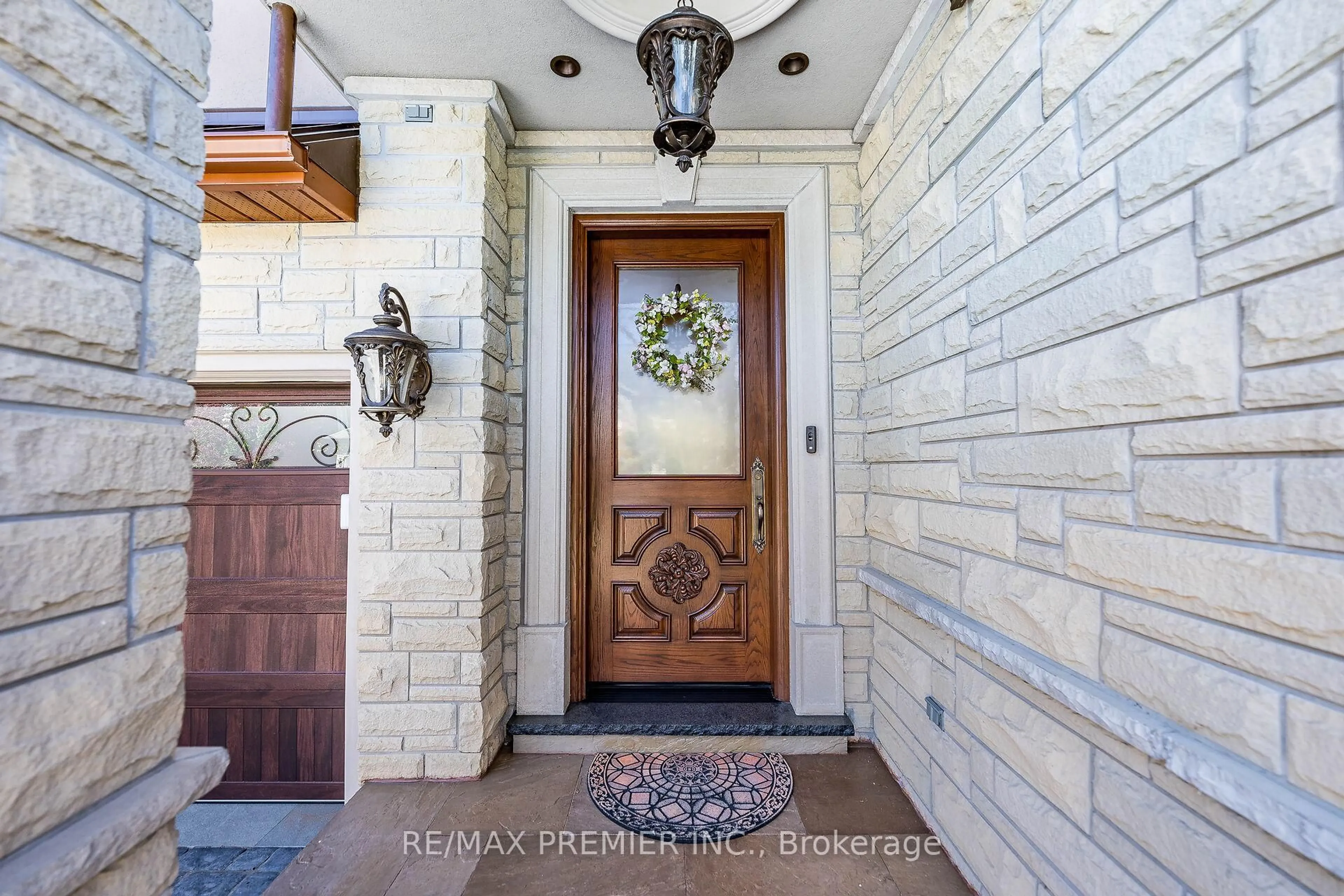 Indoor entryway for 111 Arista Gate, Vaughan Ontario L4L 9H7