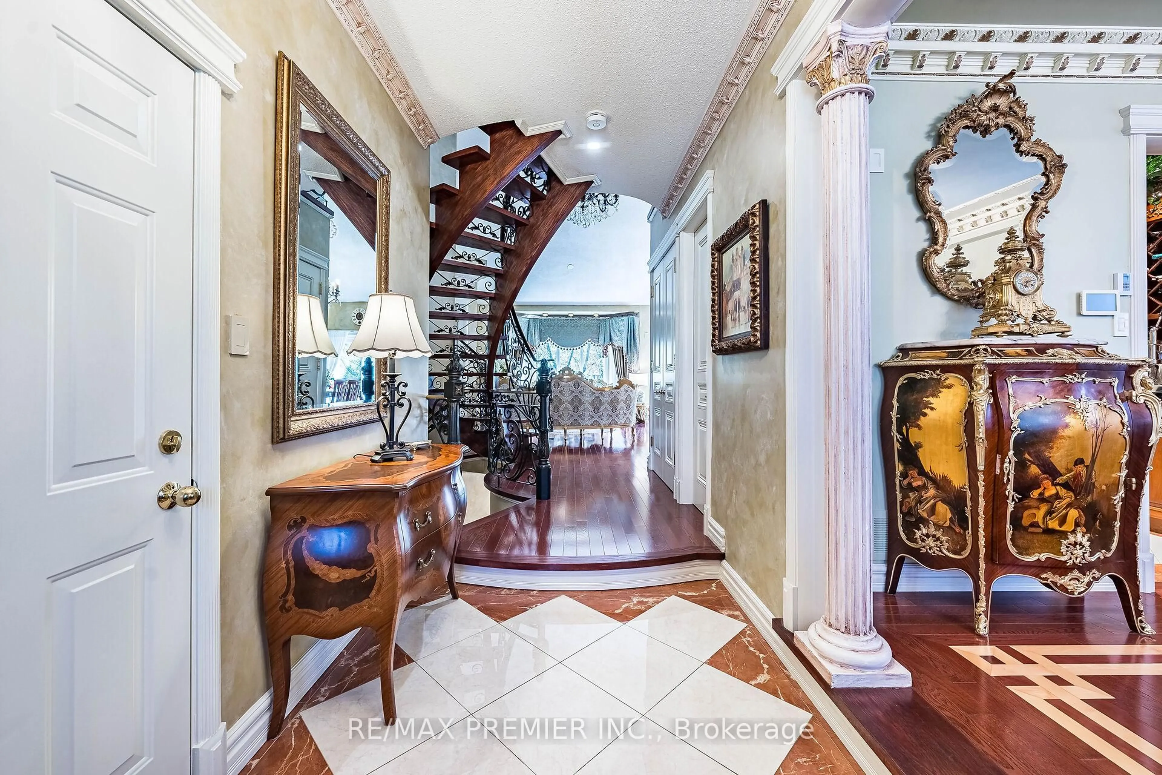 Indoor foyer for 111 Arista Gate, Vaughan Ontario L4L 9H7