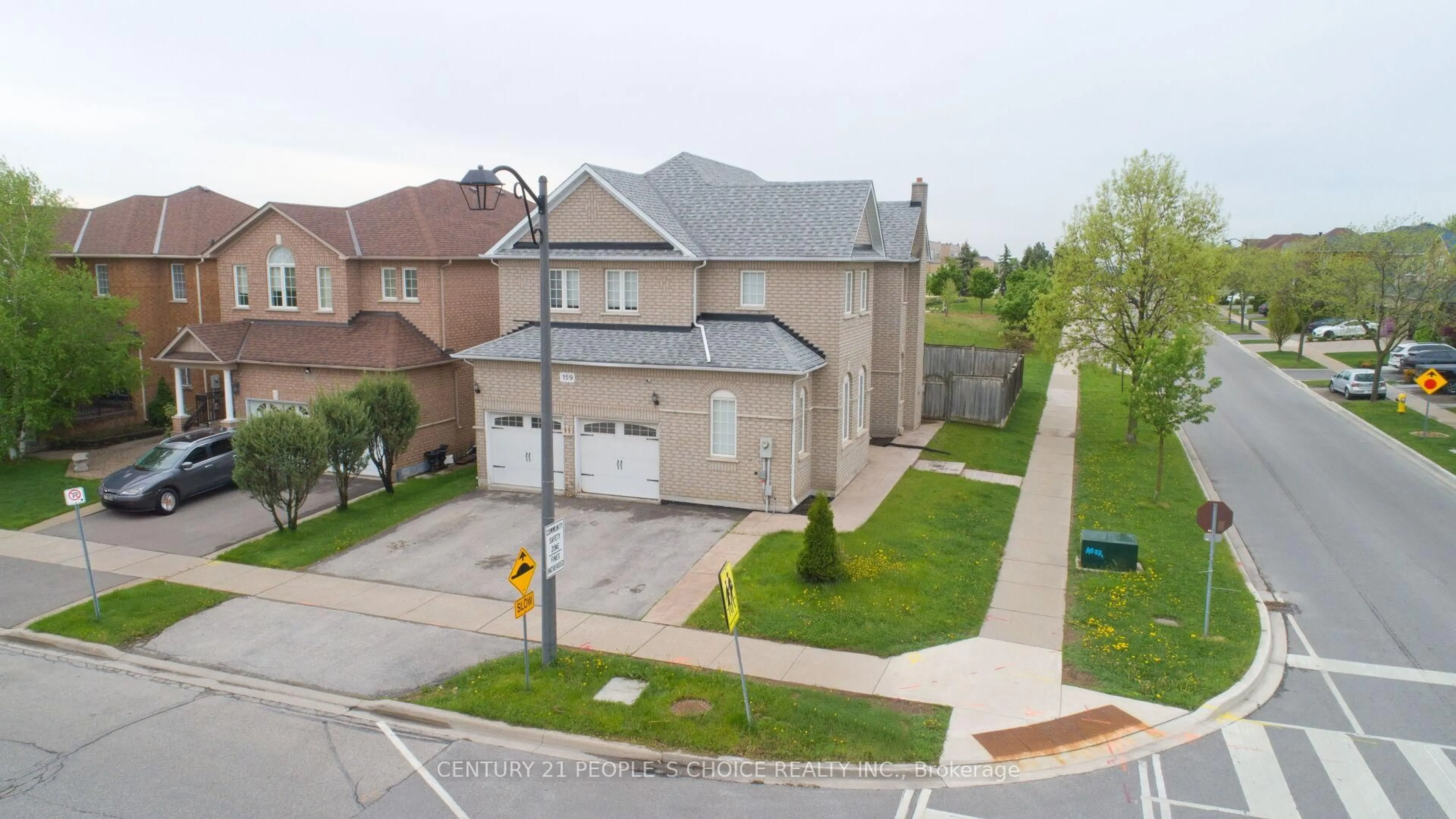 A pic from outside/outdoor area/front of a property/back of a property/a pic from drone, street for 159 Sonoma Blvd, Vaughan Ontario L4H 1P2