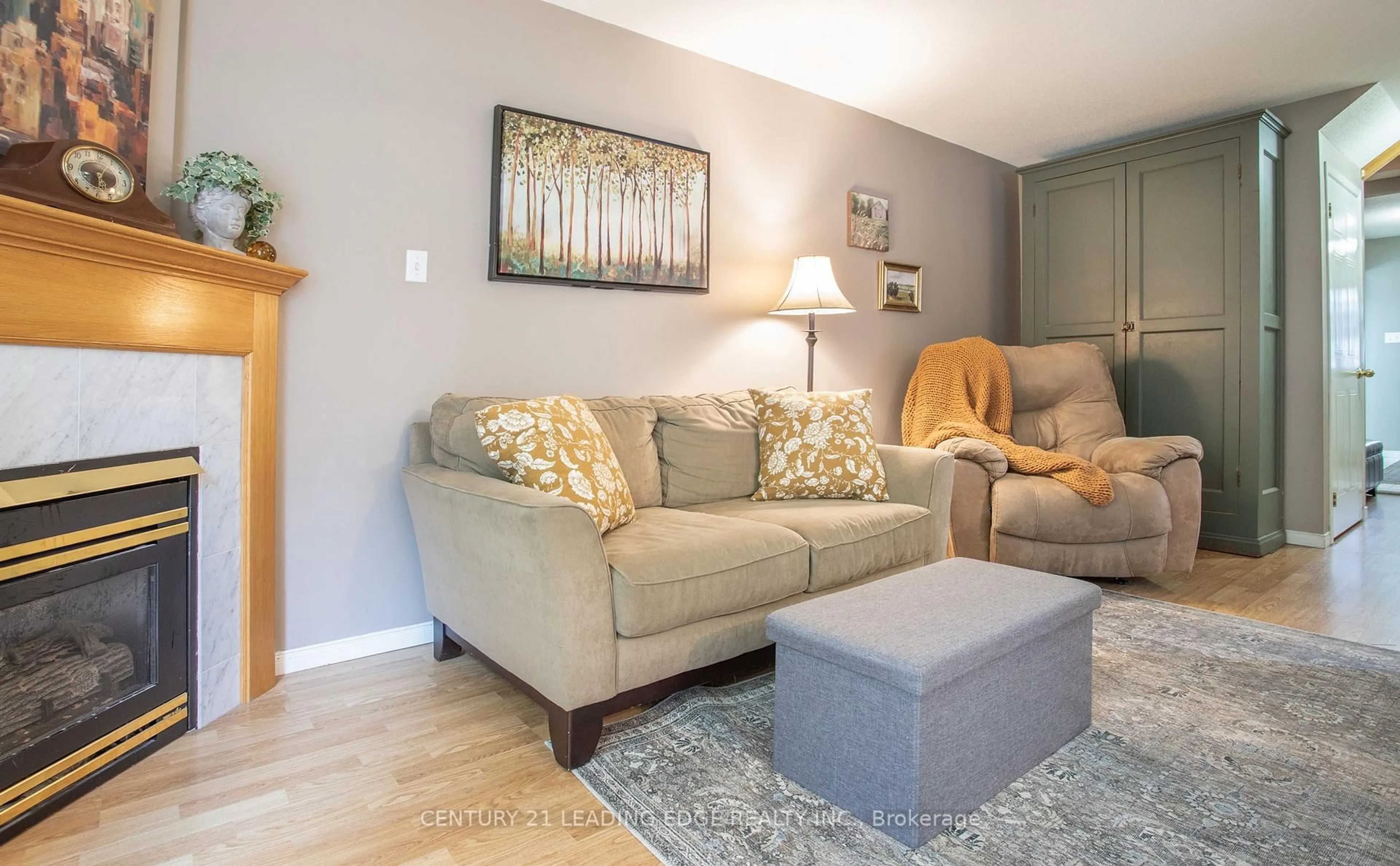 Living room with furniture, unknown for 199 Park Dr, Whitchurch-Stouffville Ontario L4A 1J8
