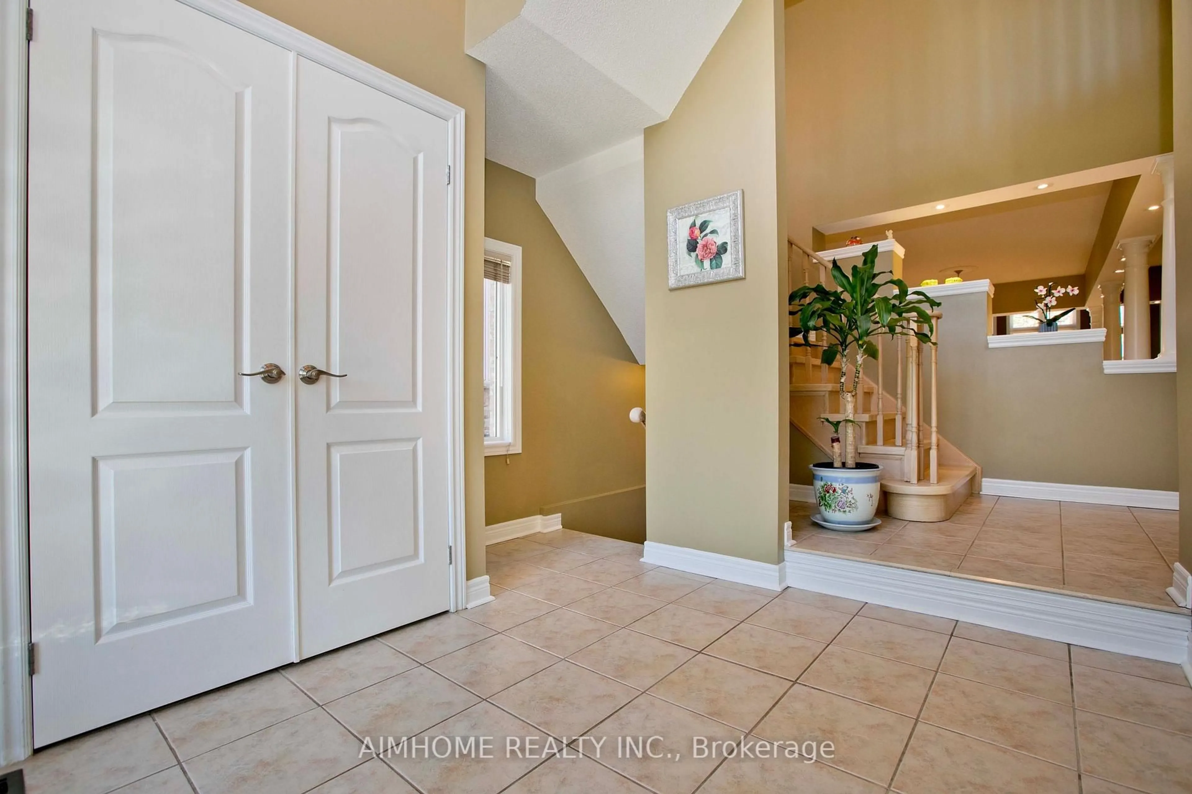 Indoor entryway for 99 Colesbrook Rd, Richmond Hill Ontario L4S 2G3