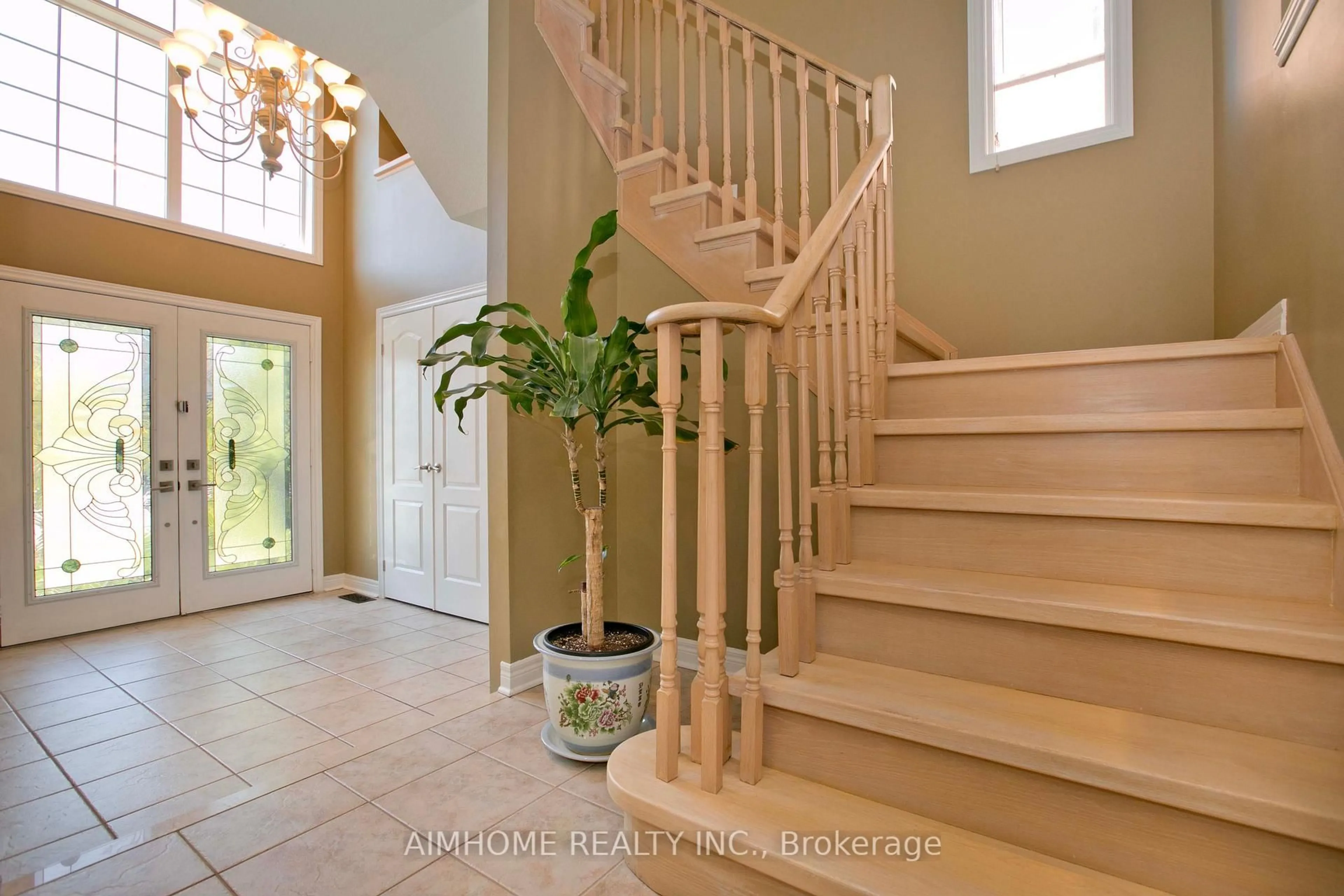 Indoor entryway for 99 Colesbrook Rd, Richmond Hill Ontario L4S 2G3
