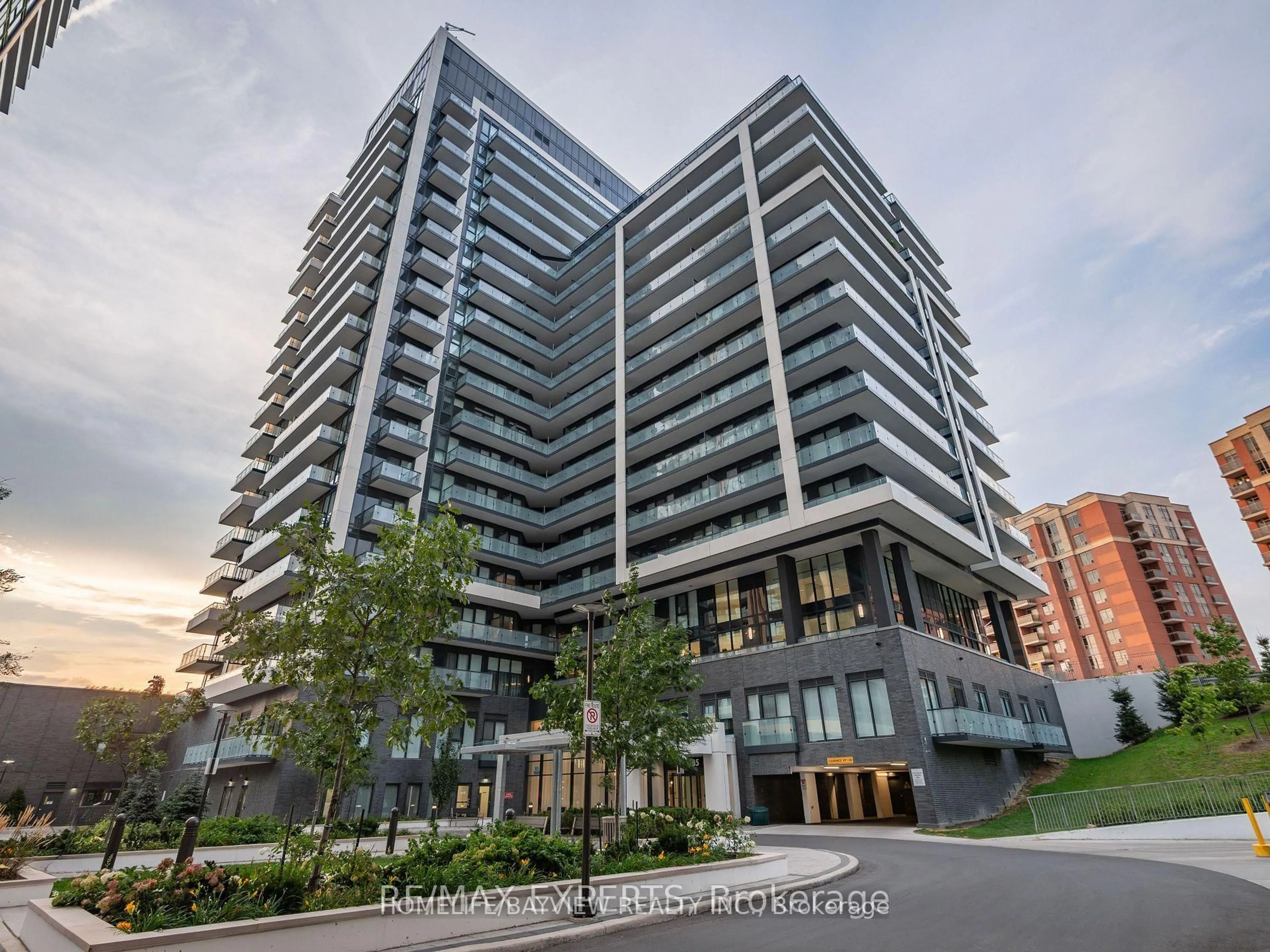 Indoor foyer for 85 Oneida Cres #909, Richmond Hill Ontario L4B 0A6